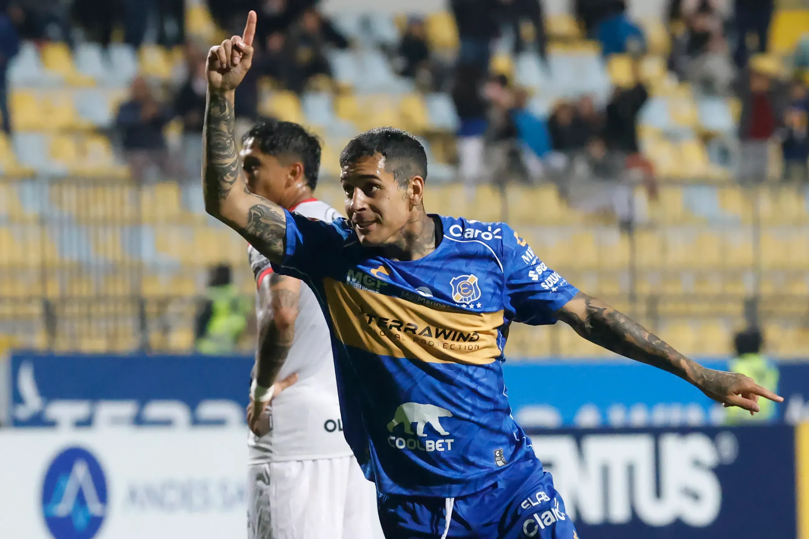 Rodrigo Piñeiro celebra uno de los dos goles que anotó en Everton. (Sebastian Cisternas/Photosport).