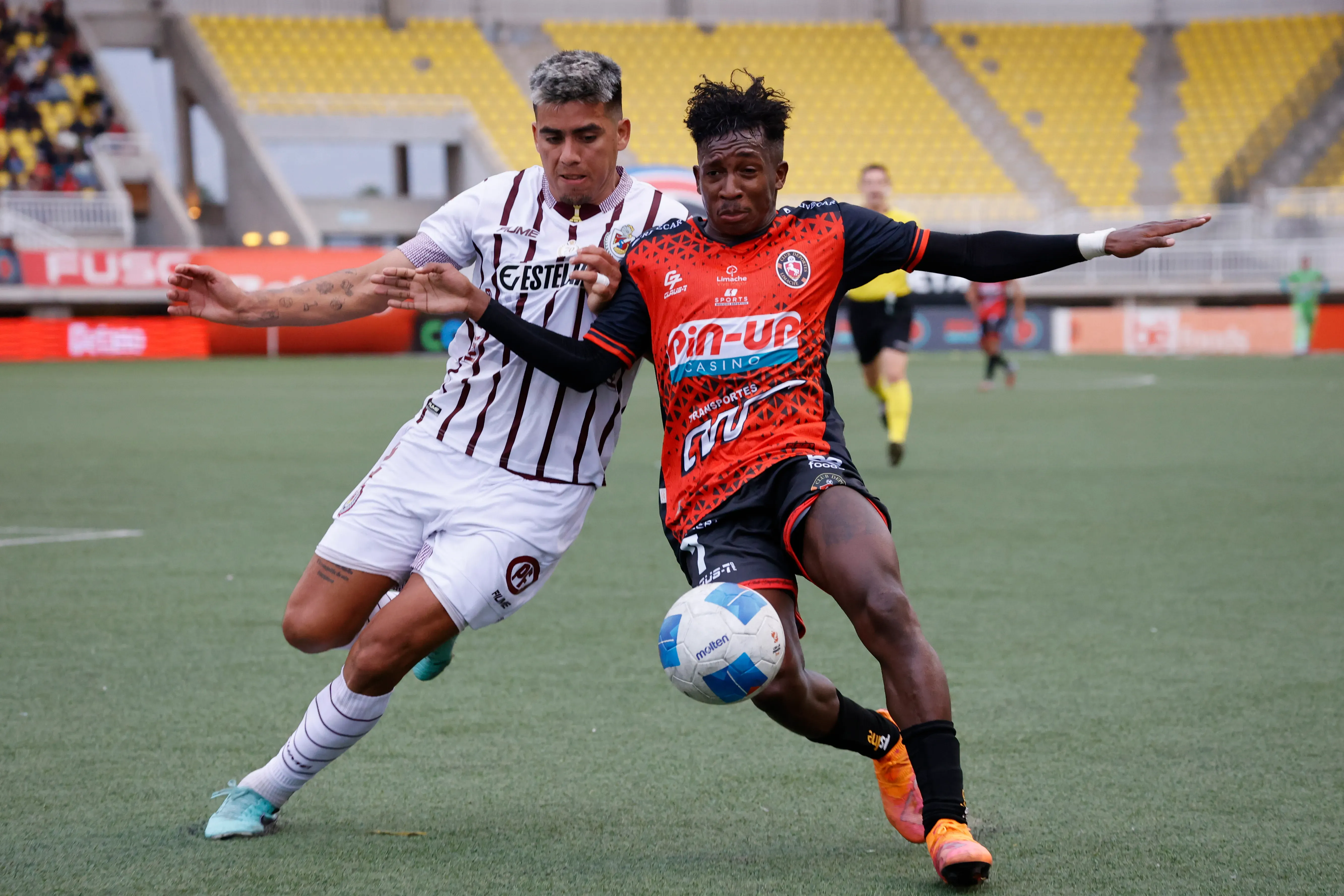 El último duelo entre ambos, con triunfo limachino /Photosport