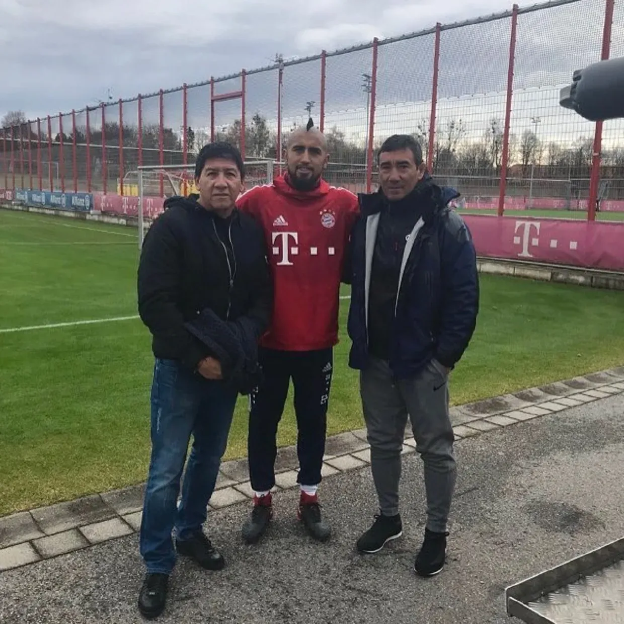 Jaime Vera y Alejandro Hisis con Arturo Vidal en su época en Bayern Múnich. Imagen: Instagram