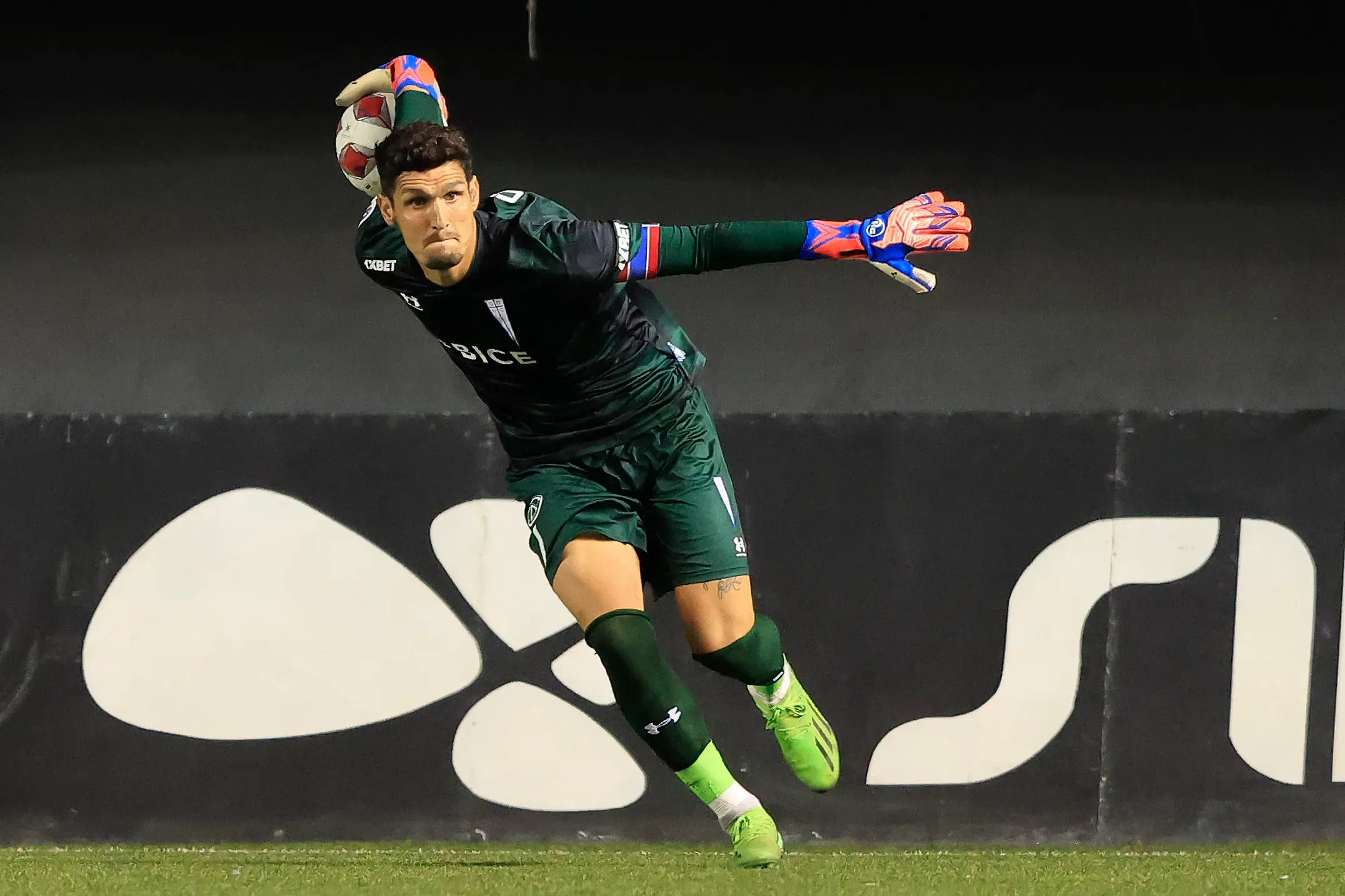 Dituro asoma como candidato a quedarse con el arco de Peñarol