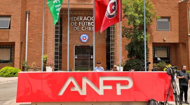 La U y Huachipato no llegaron a la reunión que tenían en la ANFP por el fútbol joven del 2026. Foto: Photosport.