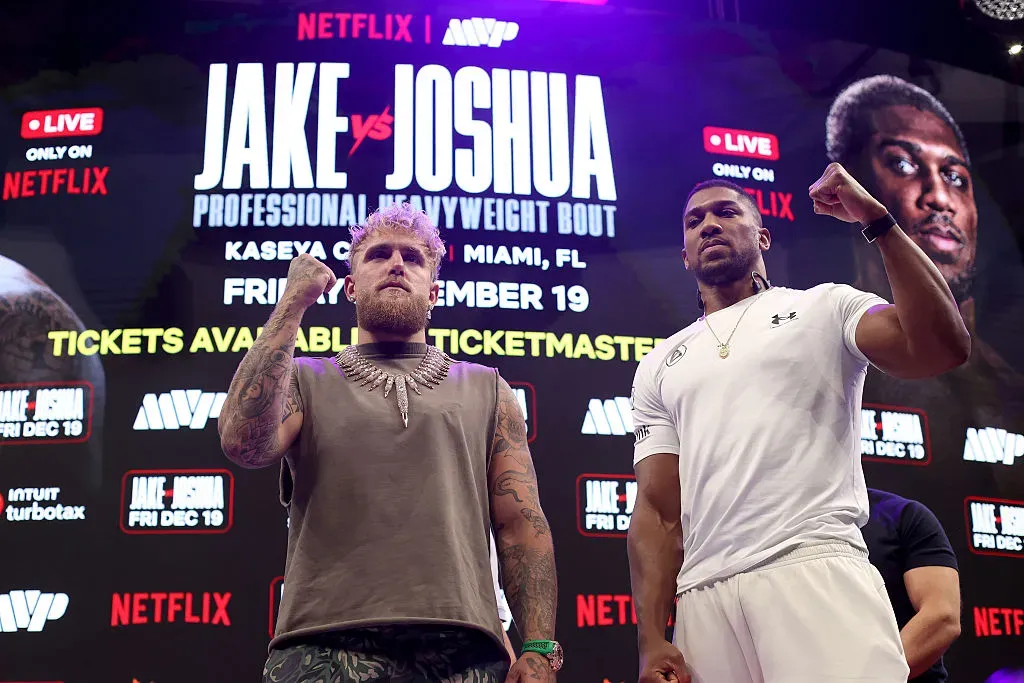 Jake Paul y Anthony Joshua durante una conferencia de prensa el 21 de noviembre pasado. (Foto: Leonardo Fernandez/Getty Images)