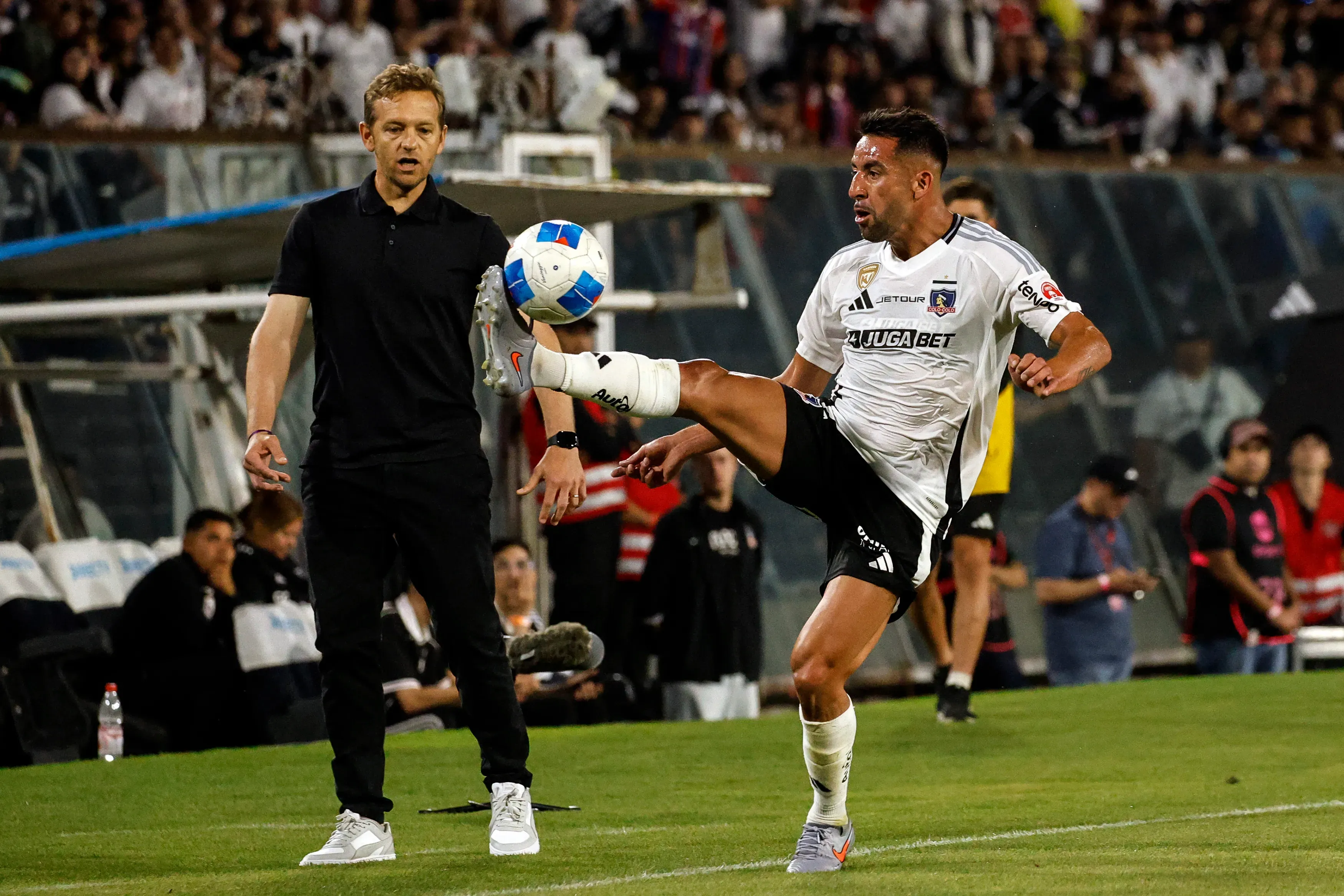 Mauricio Isla fue criticado por Leonardo Véliz. Foto: Diego Martin/Photosport