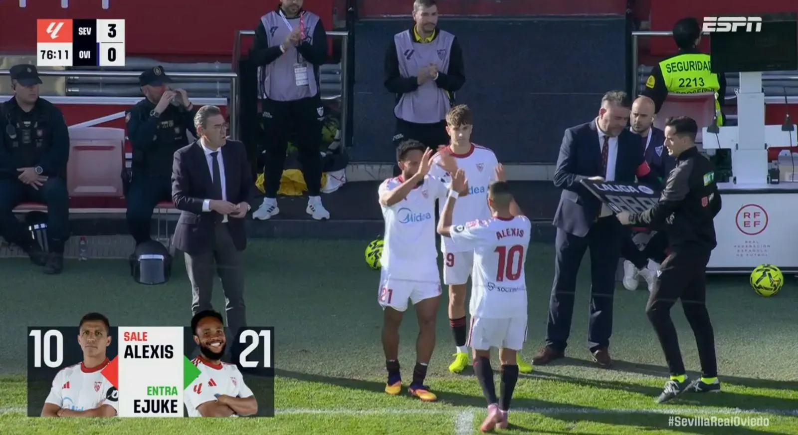 El momento de la salida de Alexis Sánchez para darle su lugar al nigeriano Ejuke. (Captura ESPN).