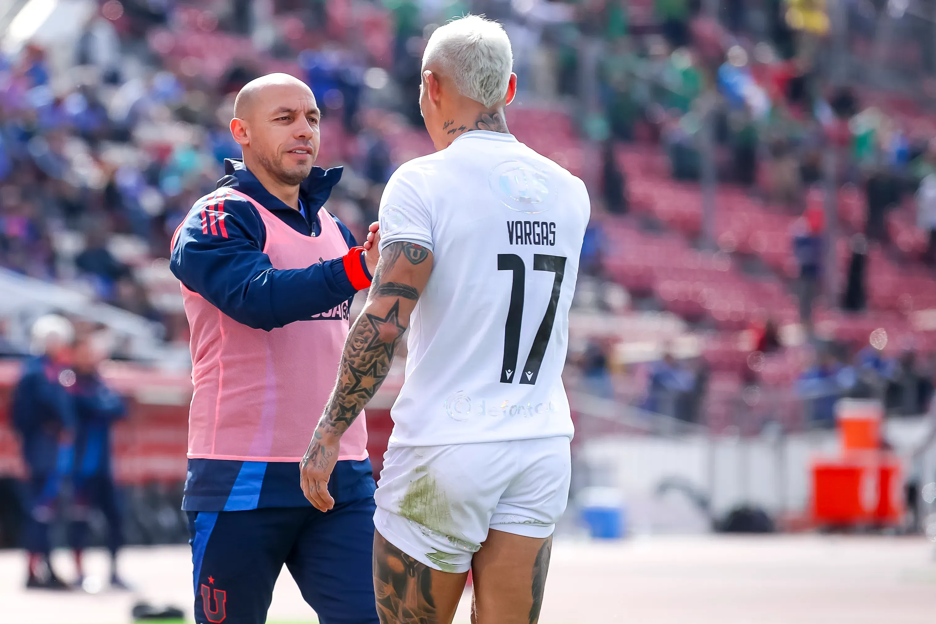 Los históricos jugadores de la U esperan por Eduardo Vargas. Foto: Pepe Alvujar/Photosport