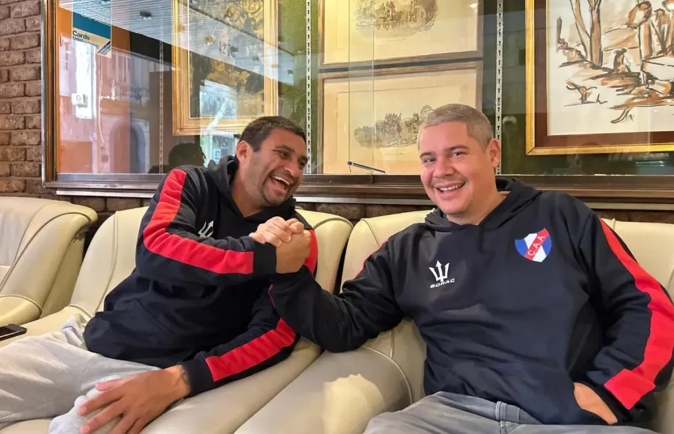 Carlos Bueno, un ex jugador de la UC y la U de Chile, ríe junto a Rafael Monge.