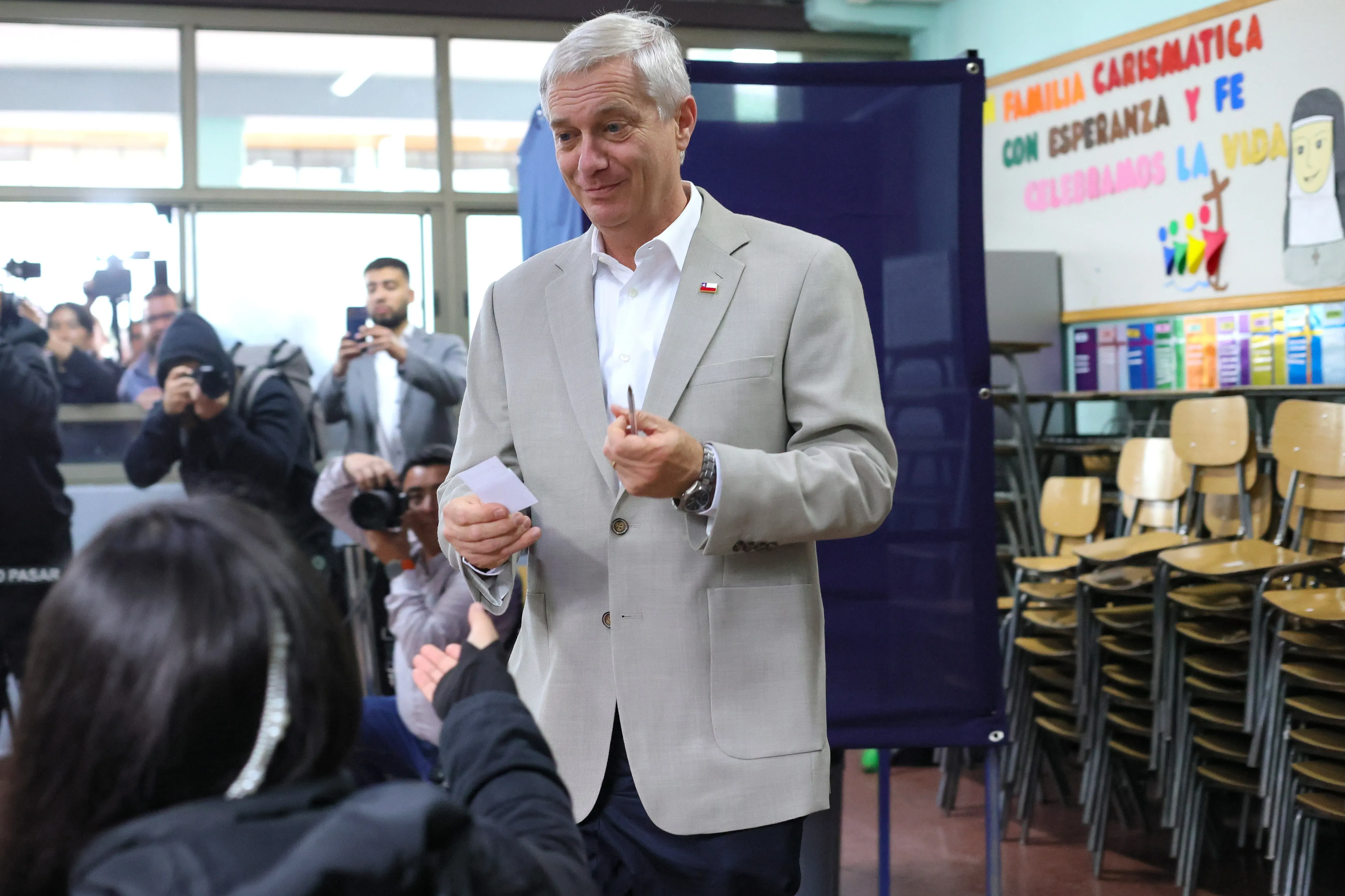 José Antonio Kast al momento de votar en la segunda vuelta. (Karin Pozo/ATONCHILE).