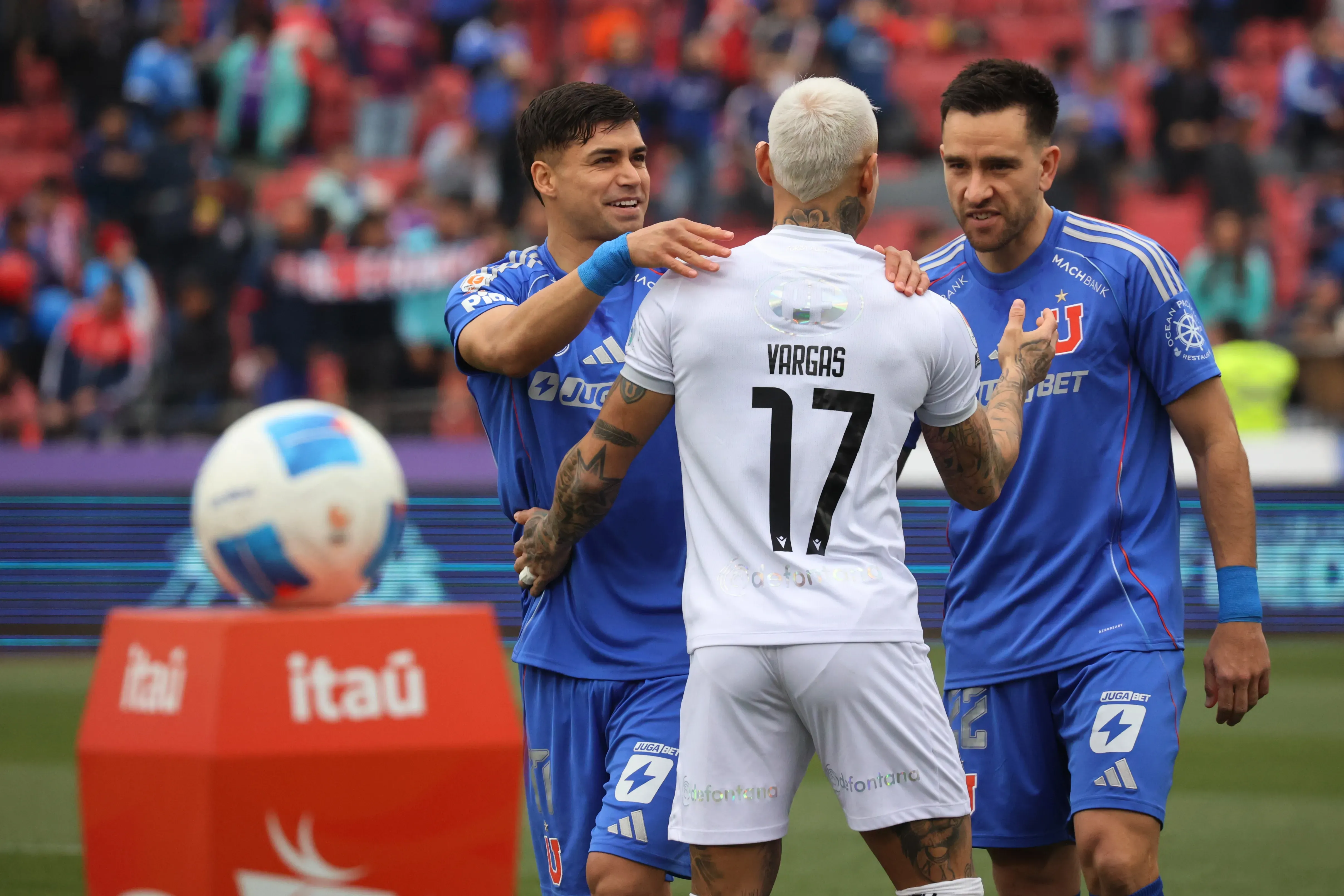 Eduardo Vargas se acerca a la U. Foto: Dragomir Yankovic/Photosport