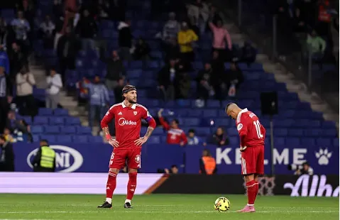Alexis Sánchez y Gudelj en la derrota ante el Espanyol.