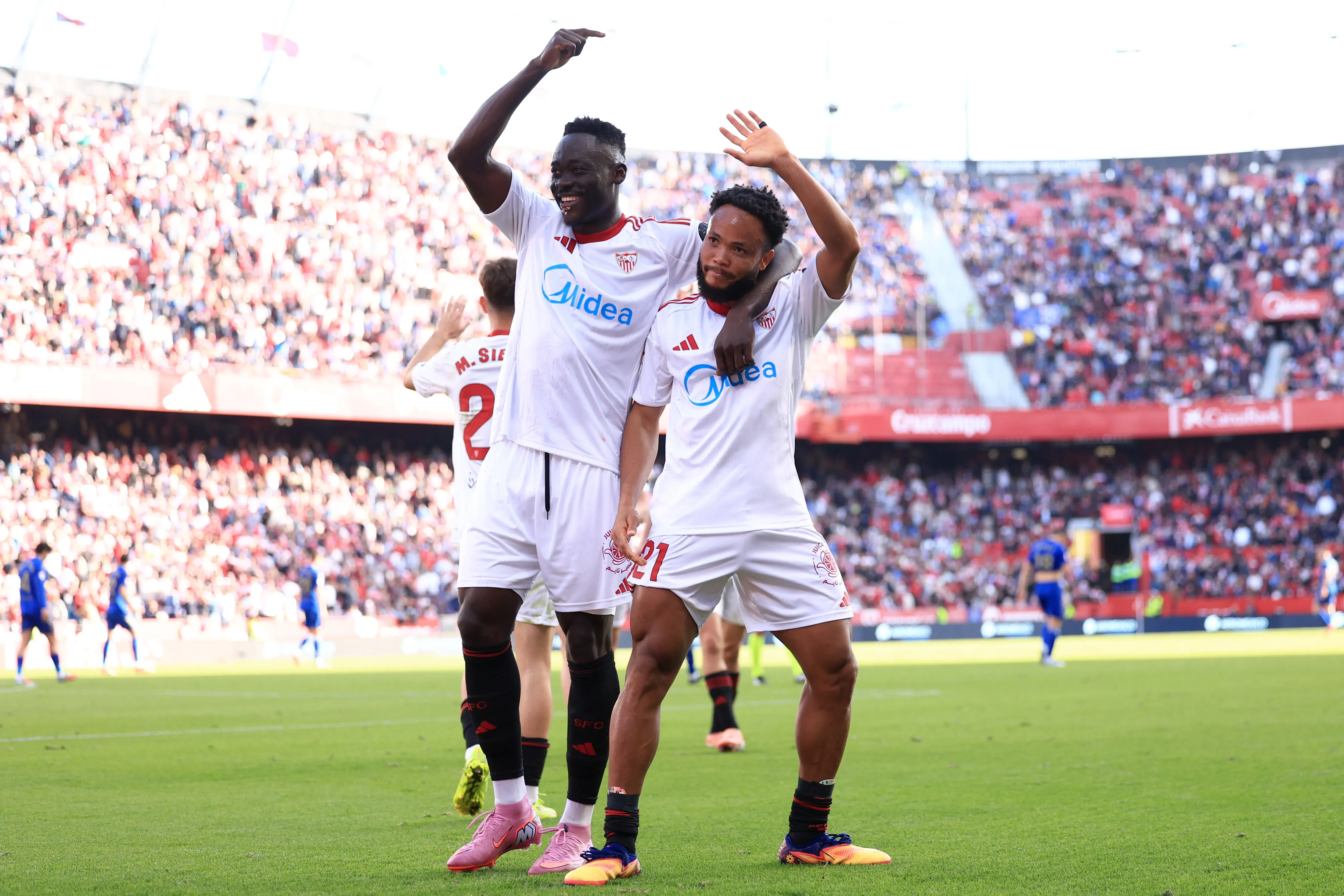 Akor Adams y Ejuke festejaron así la guinda de la torta que puso el Sevilla ante el Real Oviedo. (Fran Santiago/Getty Images).