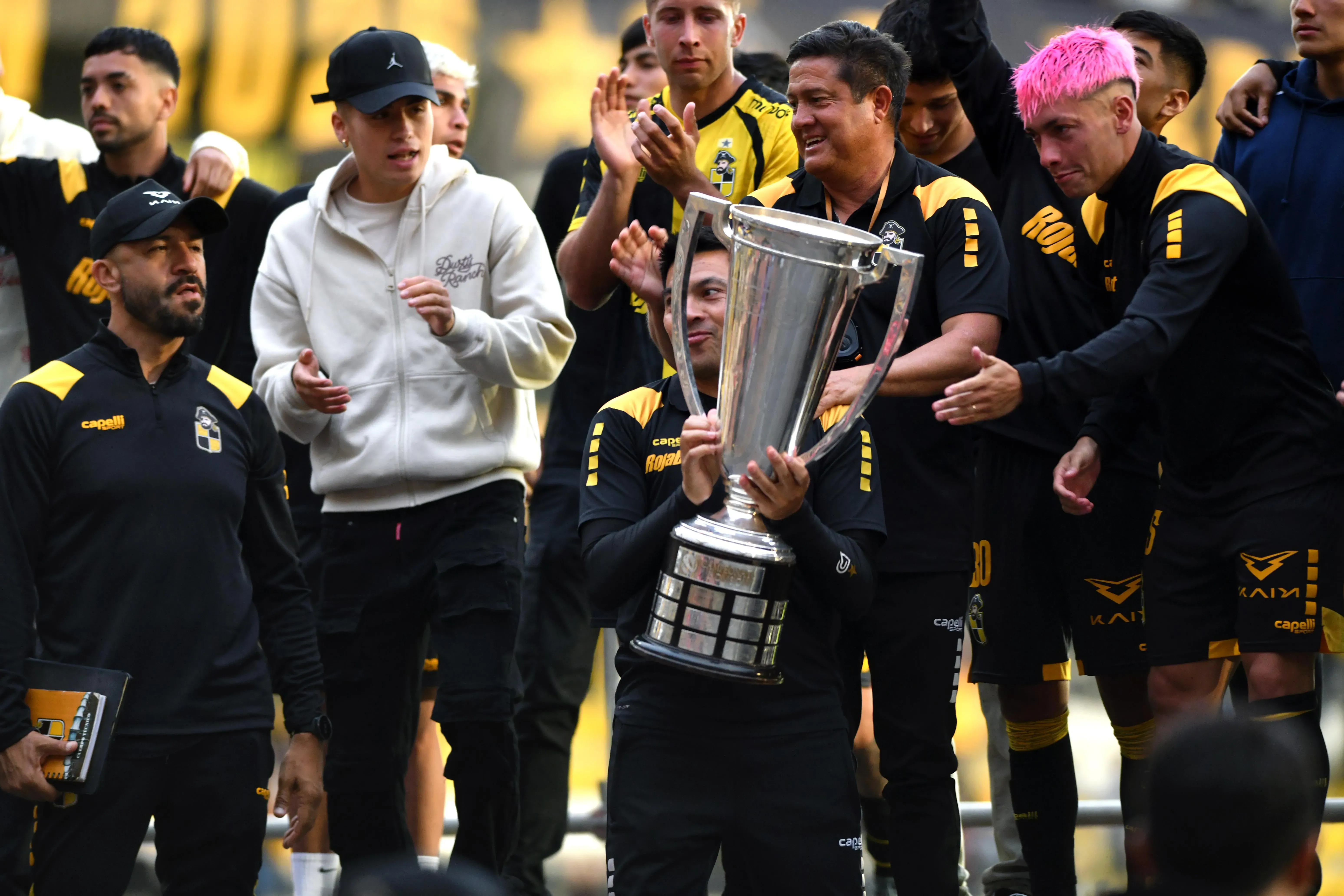 Esteban González celebra el título de los Piratas. (Alejandro Pizarro Ubilla/Photosport).