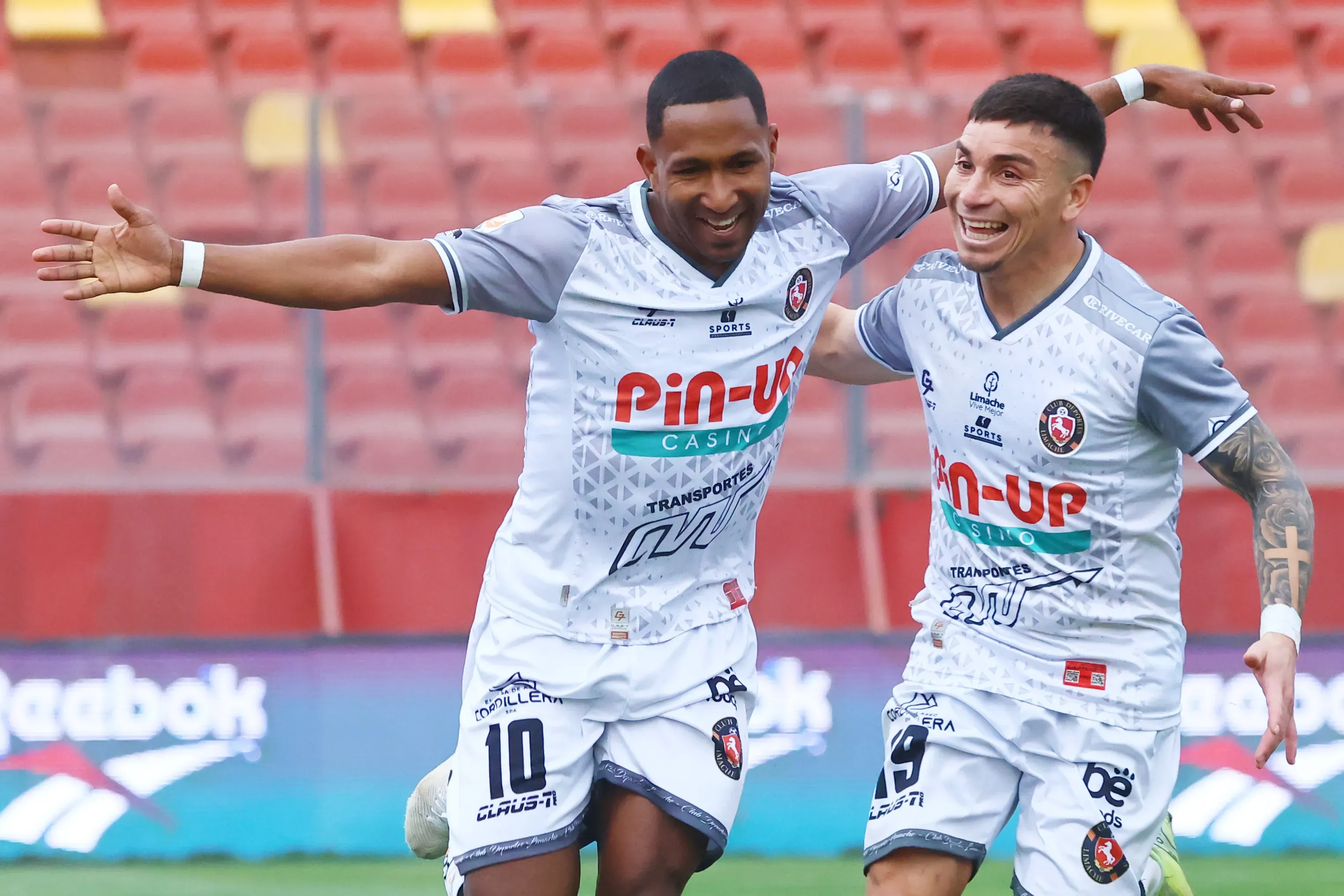 Luis Guerra a una firma del Tino /Photosport