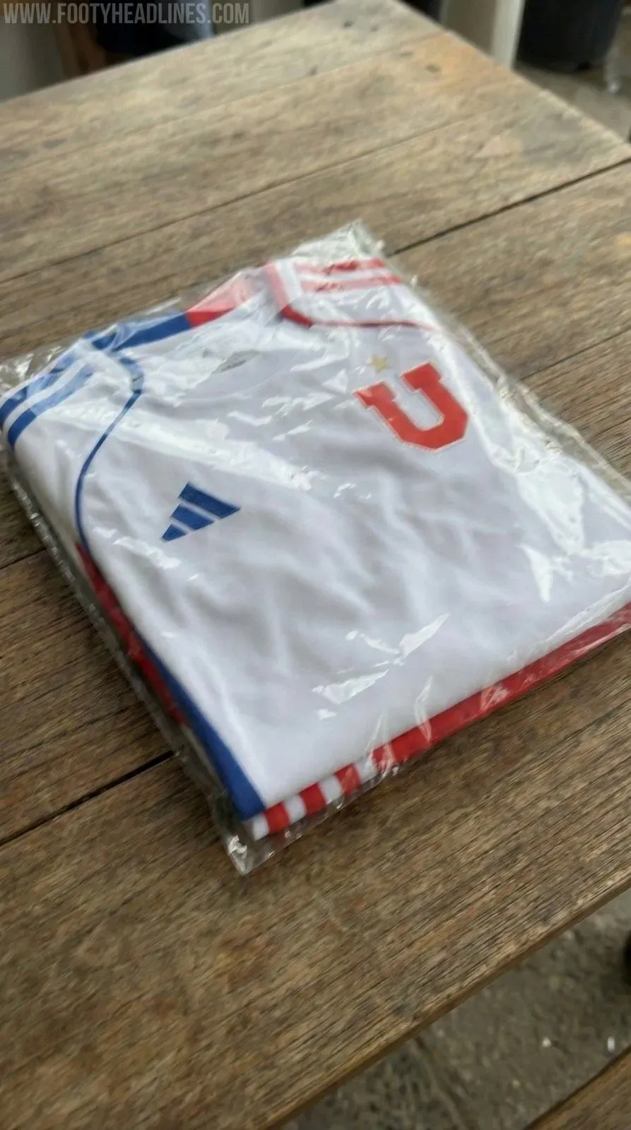 La posible nueva camiseta de Universidad de Chile para la temporada 2026. | Foto: Footy Headlines.