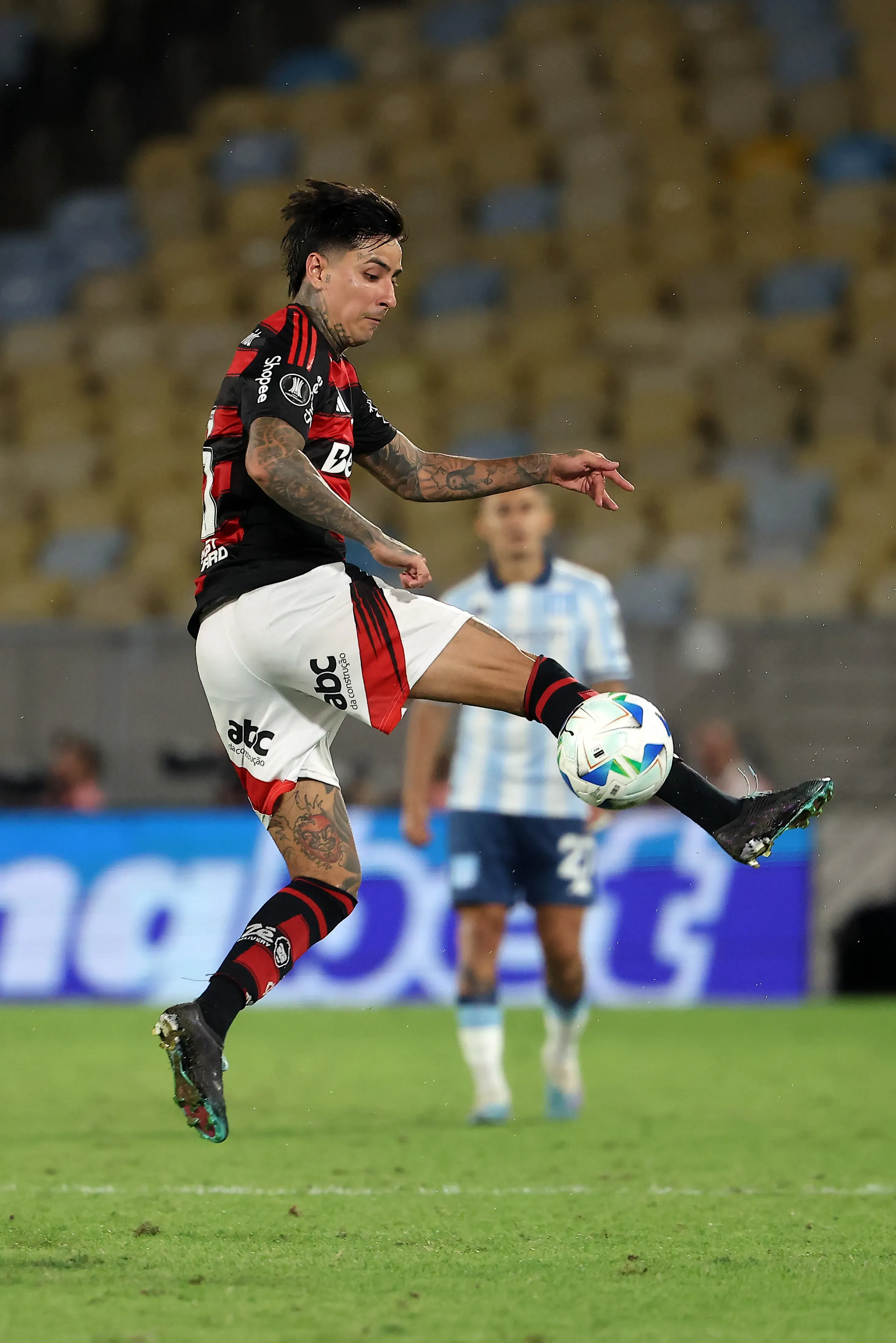 Erick Pulgar jugando en la Libertadores contra Racing