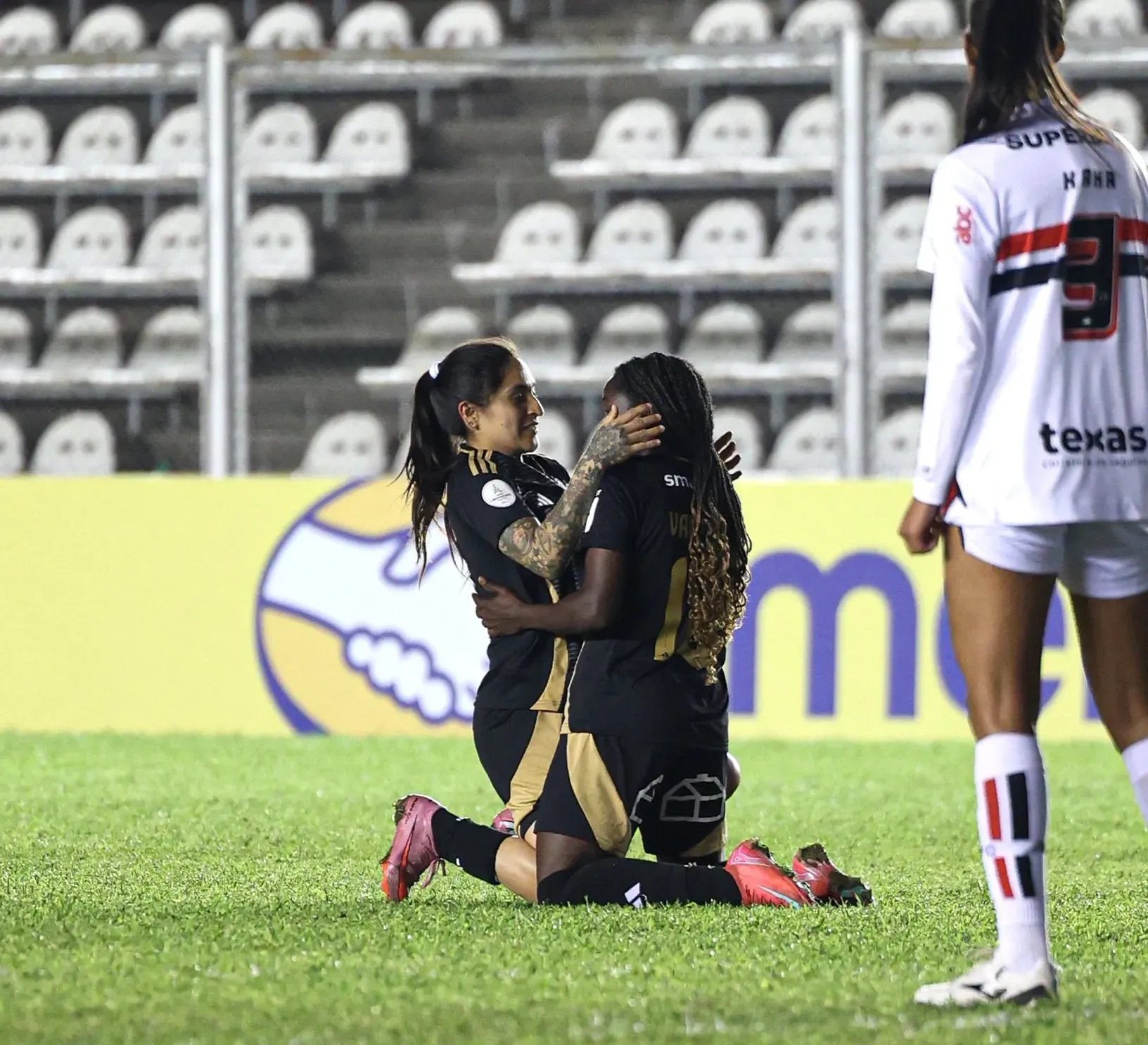 Mary Valencia celebrando uno de sus goles en Copa Libertadores