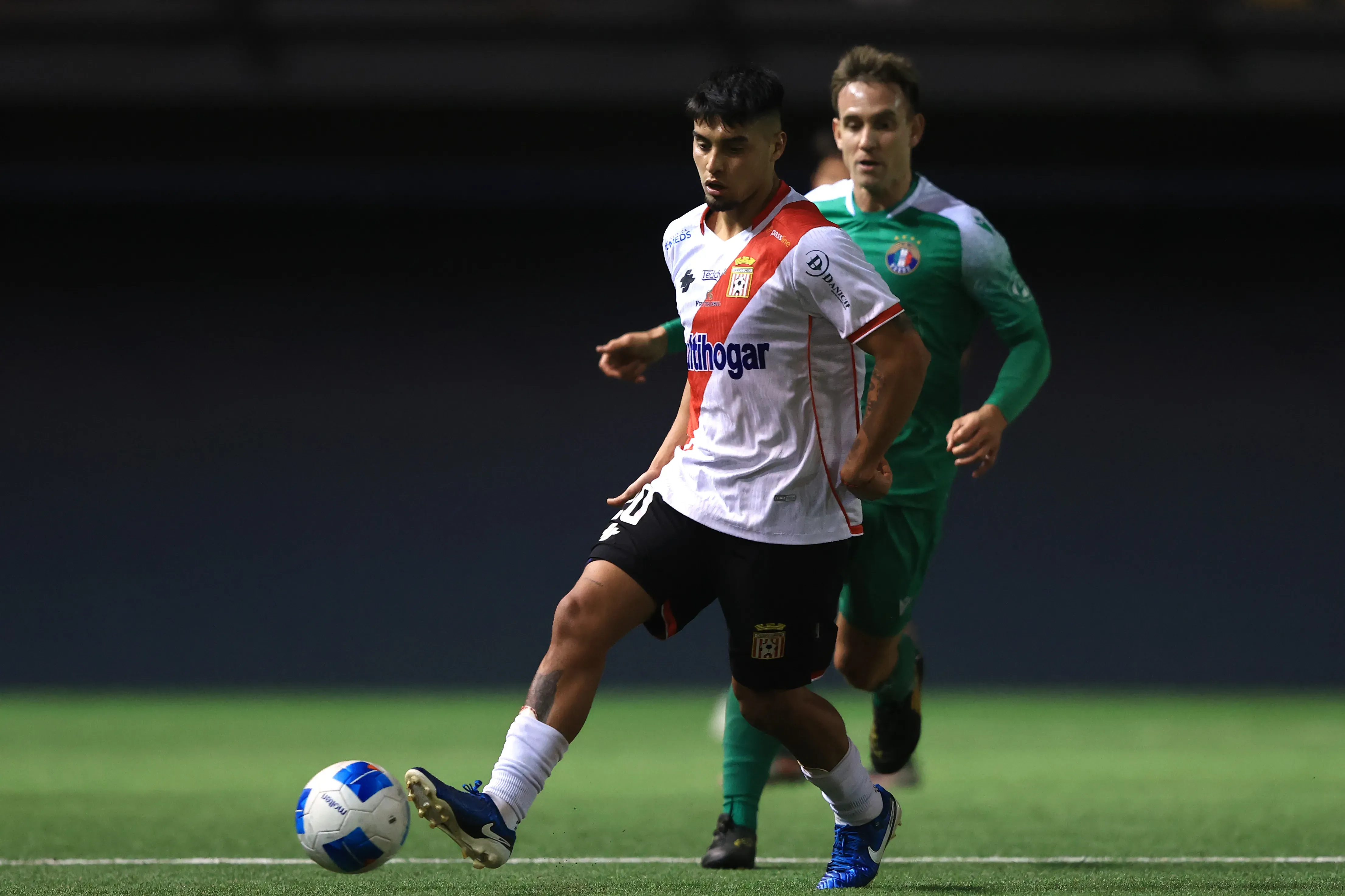 Carlos Herrera en acción por Curicó Unido durante un partido de Copa Chile. (Felipe Zanca/Photosport).