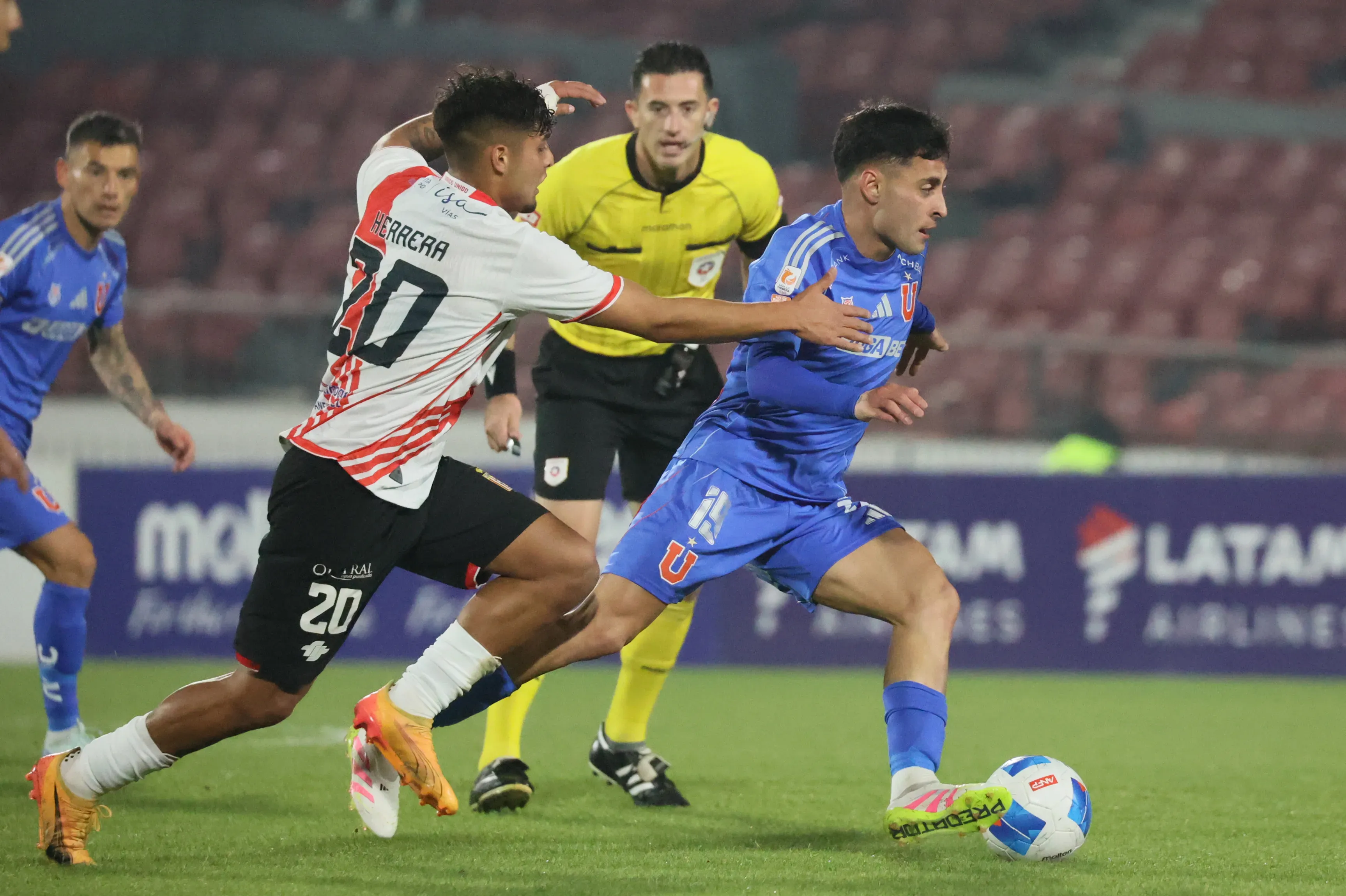 Carlos Herrera se formó en Curicó Unido y ascendió al plantel profesional en 2019. (Dragomir Yankovic/Photosport).