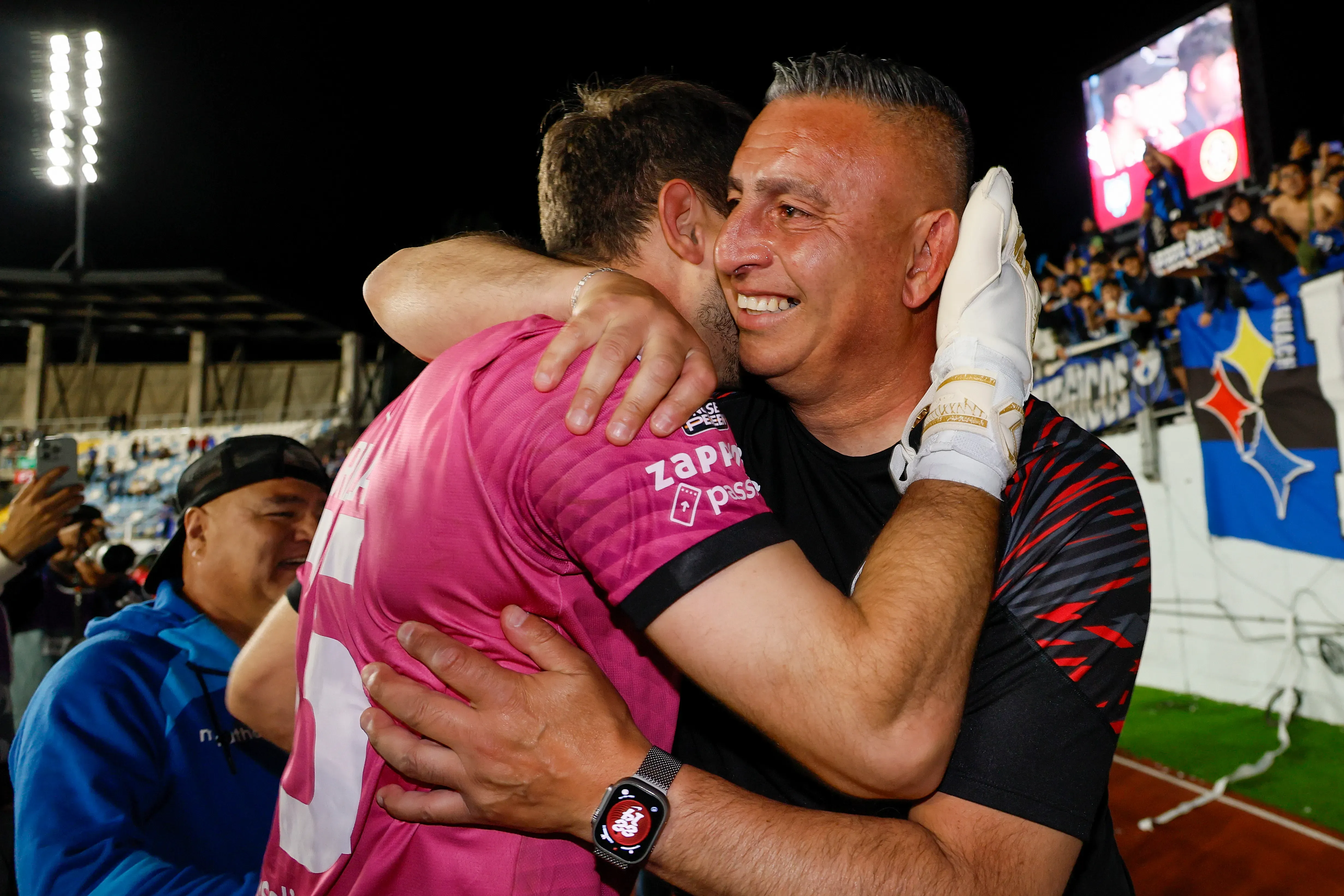 Jaime García abraza a Rodrigo Odriozola tras ganar la Copa Chile. (Andres Pina/Photosport).