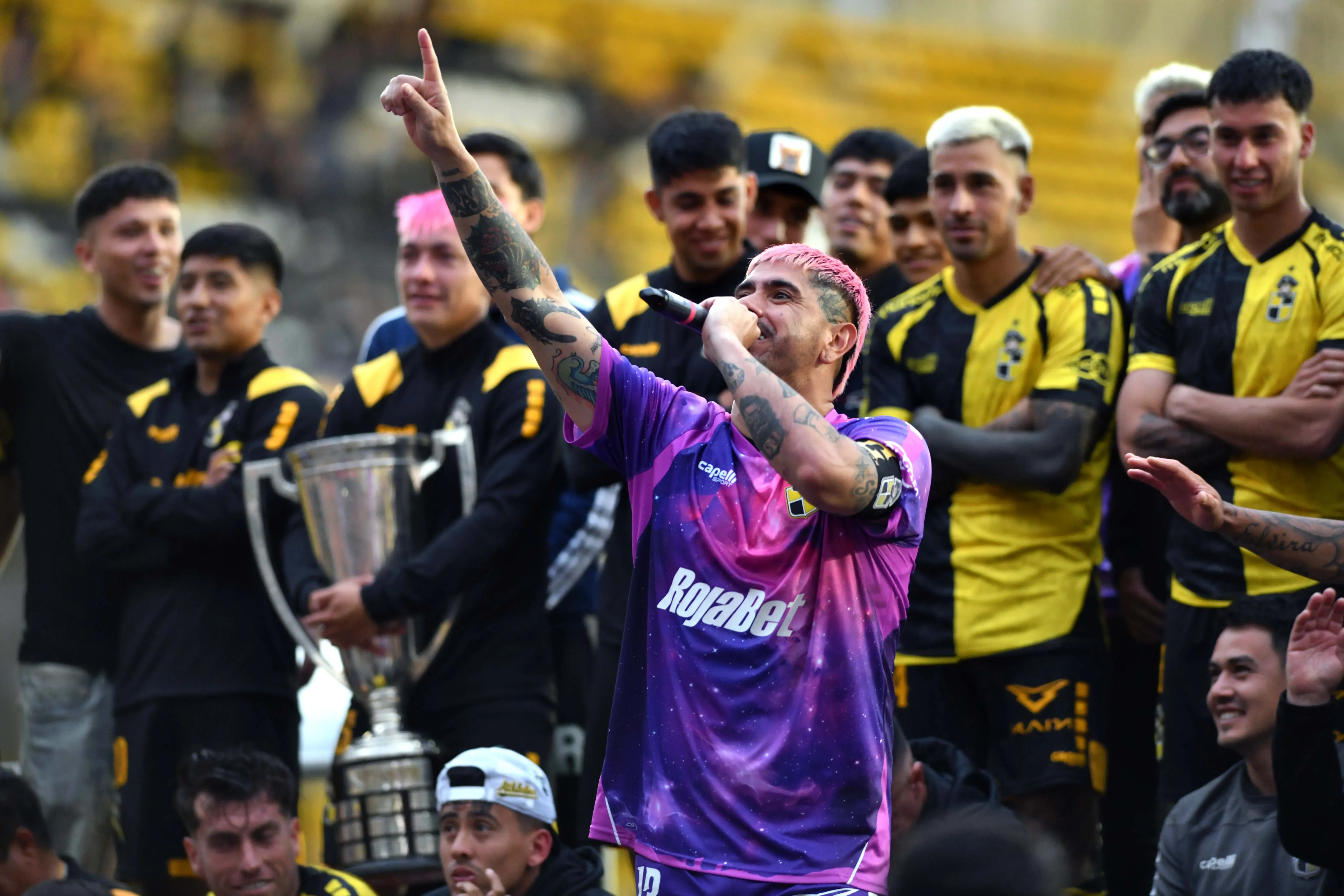 Diego Sánchez comanda la celebración del título. El arquero renovó en Coquimbo Unido. (Alejandro Pizarro Ubilla/Photosport).