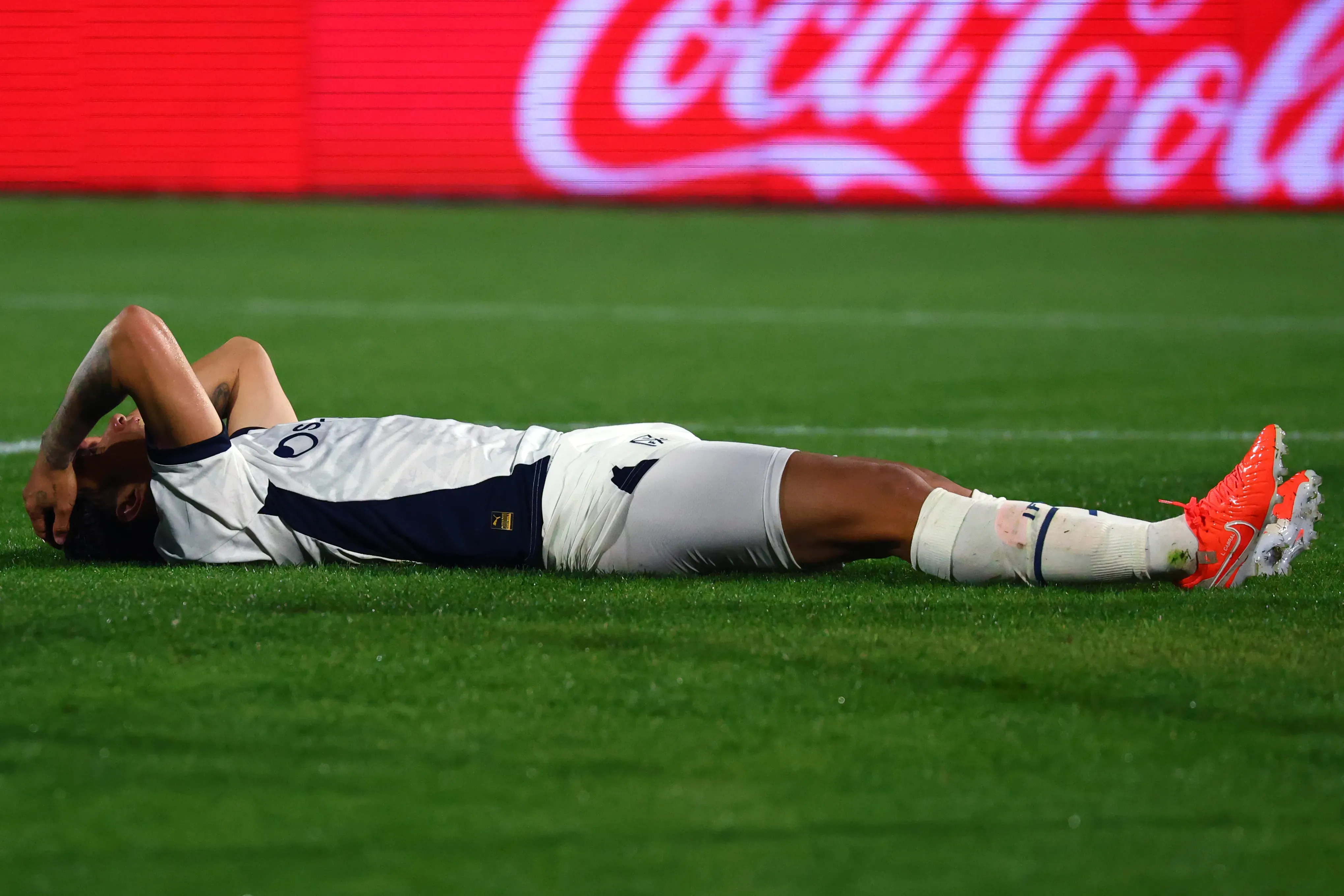 SANTIAGO, CHILE – AUGUST 13: Luciano Cabral of Independiente reacts after missing a chance to score during the first leg of the CONMEBOL Sudamericana 2025 round of 16 match between Universidad de Chile and Independiente at Estadio Nacional Julio Martinez Pradanos on August 13, 2025, in Santiago, Chile. (Photo by Marcelo Hernandez/Getty Images)