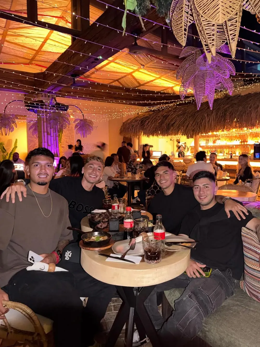 Los amigos disfrutando la noche de Colombia