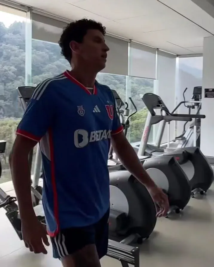En medio de los rumores que hablan de su salida del América, Lichnovsky apareció entrenando con una camiseta de la U.