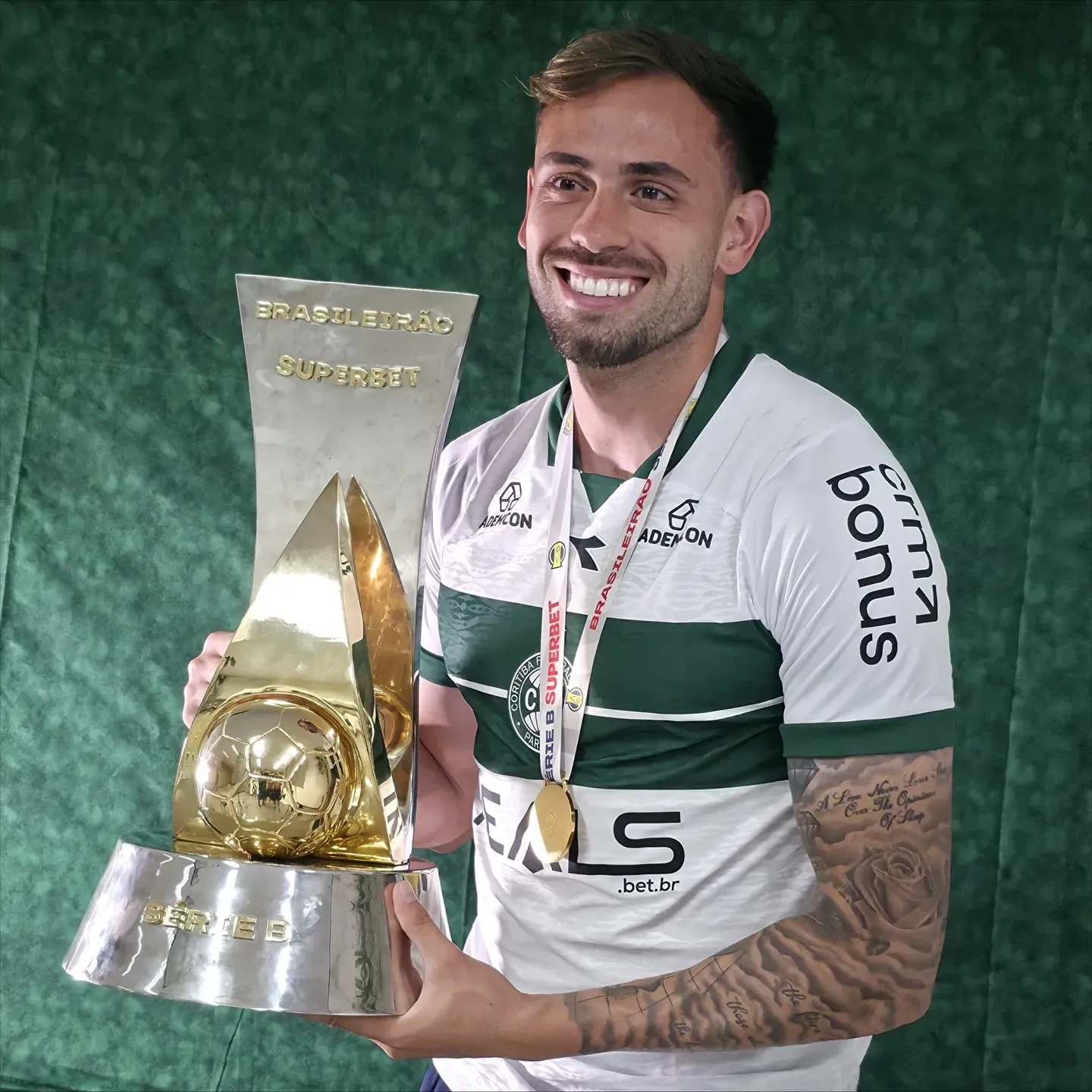 Fracchia se coronó campeón de la Serie B de Brasil con Coritiba este 2025. (Foto: Instagram mati_fracchia)