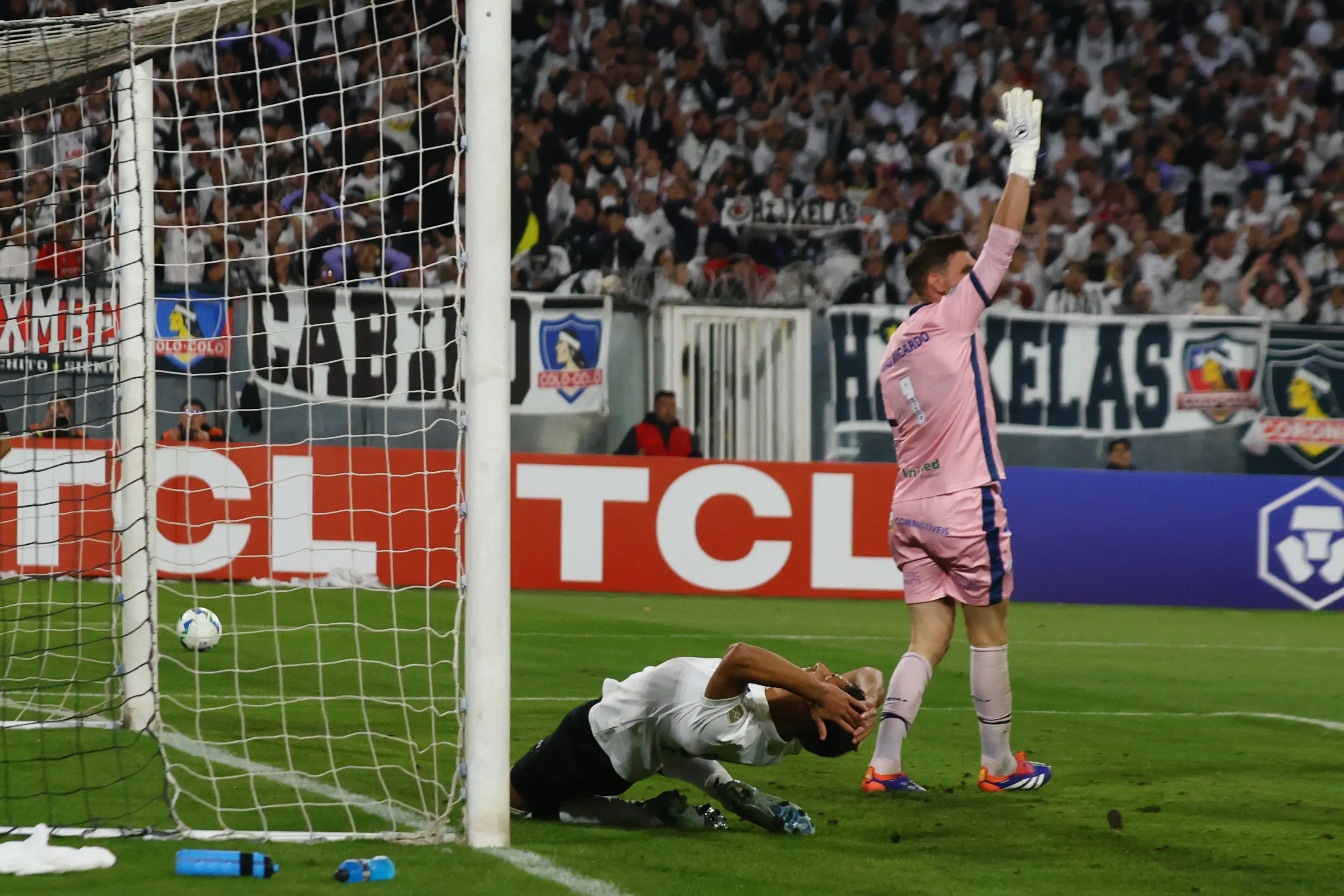Salomón Rodríguez reaccionó así a un gol increíble que falló en Colo Colo ante Fortaleza. (Marcelo Hernandez/Getty Images).