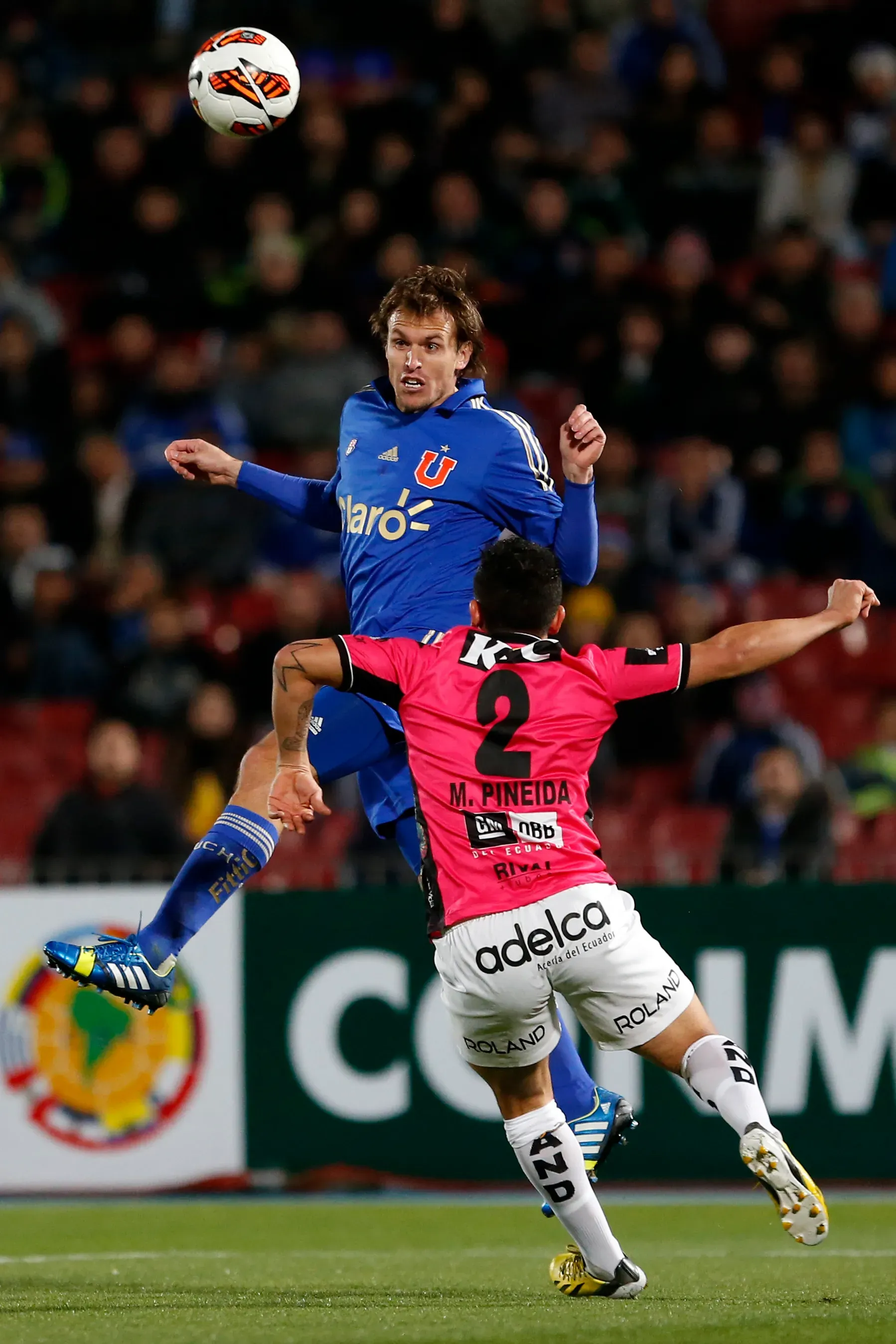 Mario Pineida marca al argentino Luciano Civelli en el duelo entre IDV y U de Chile por la Sudamericana. (Andres Pina/Photosport).