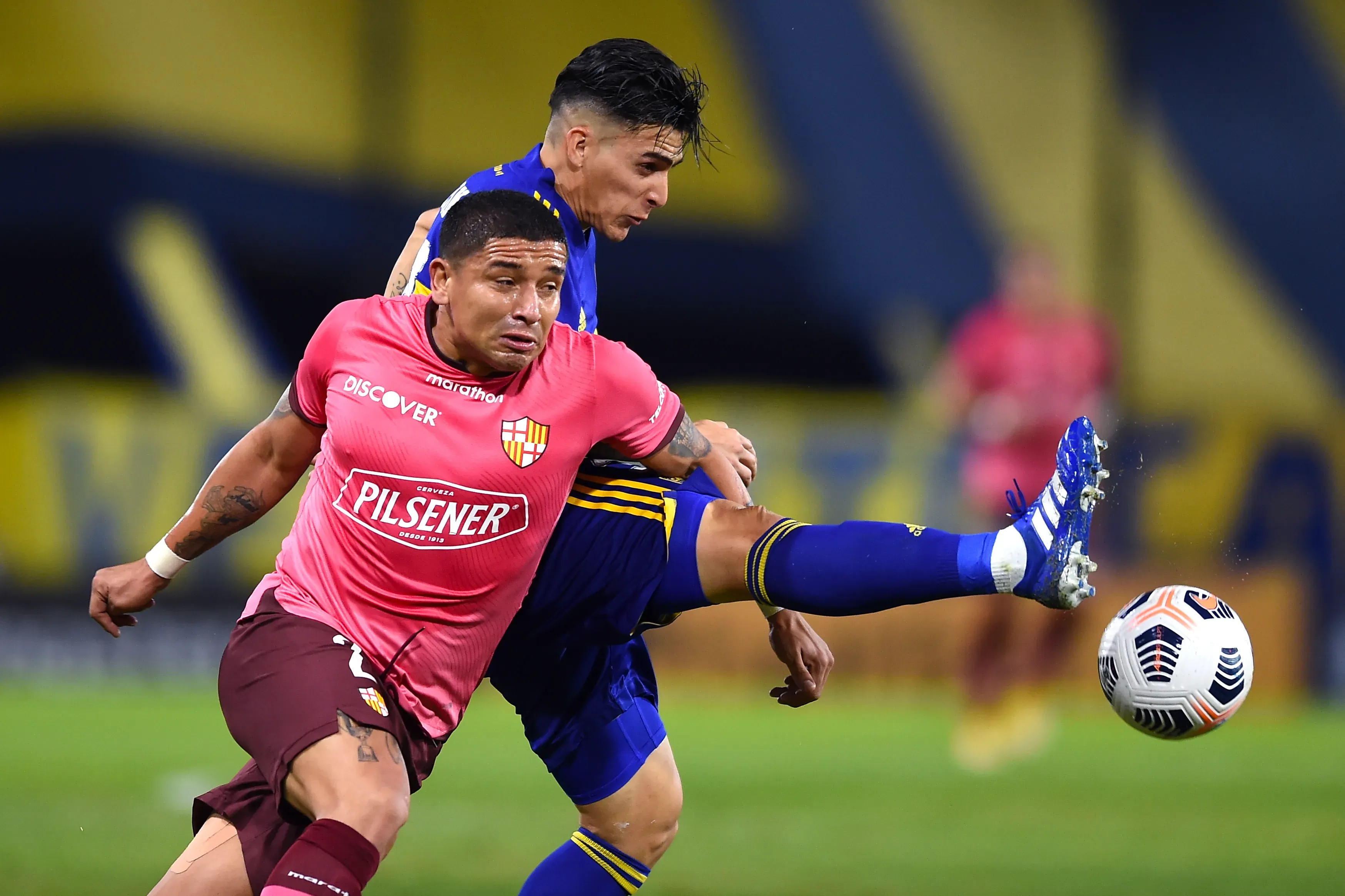 Mario Pineida en acción por Barcelona frente a Boca. (Marcelo Endelli/Getty Images).