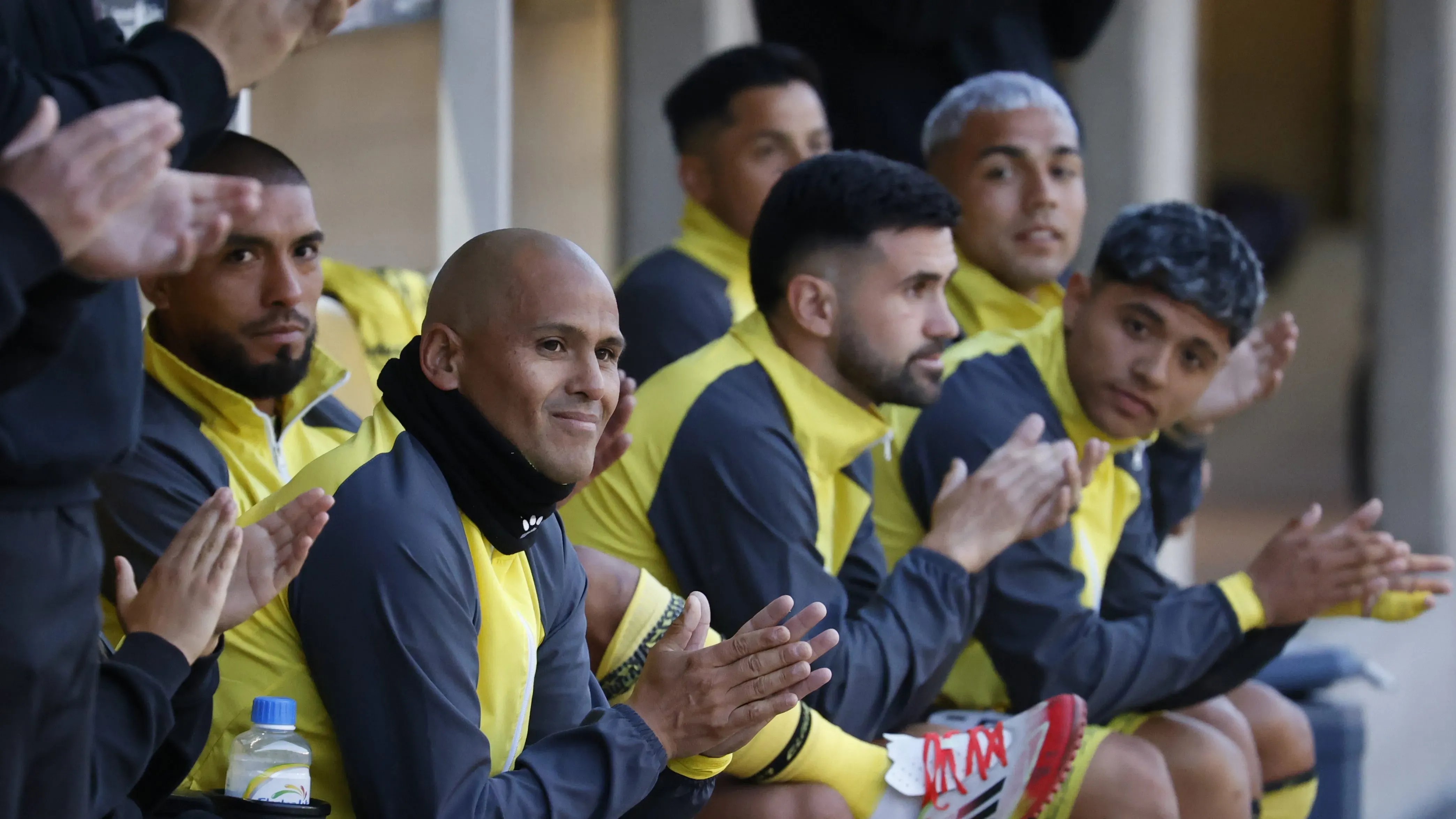 Humberto Suazo ha estado muy cerca de la banca últimamente y afina detalles para su primer desafío como DT. (Raul Zamora/Photosport).