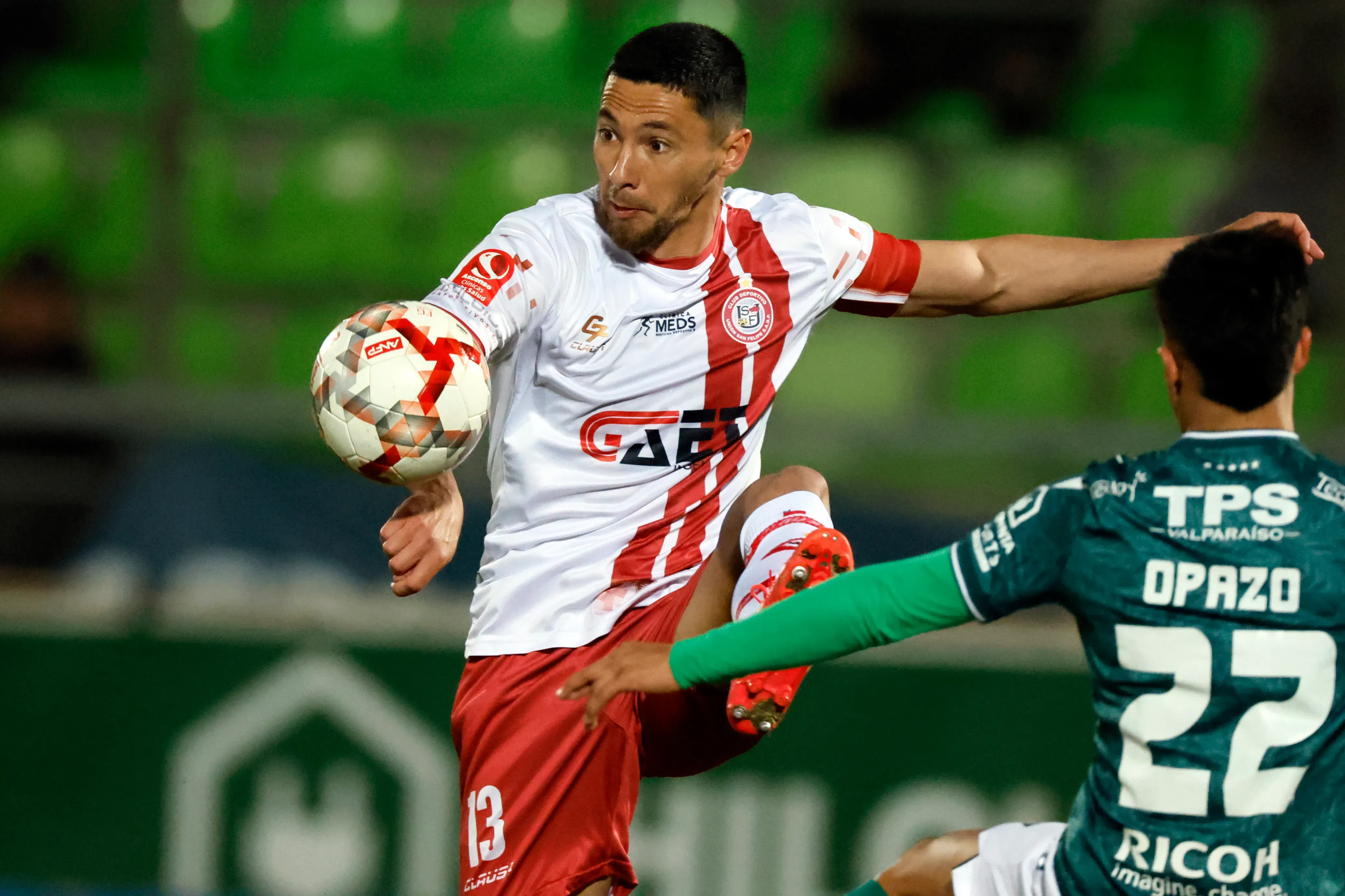 Ignacio Meza llega desde Universidad de Concepción a San Luis. En la foto defiende a Unión San Felipe. (Andres Pina/Aton Chile).