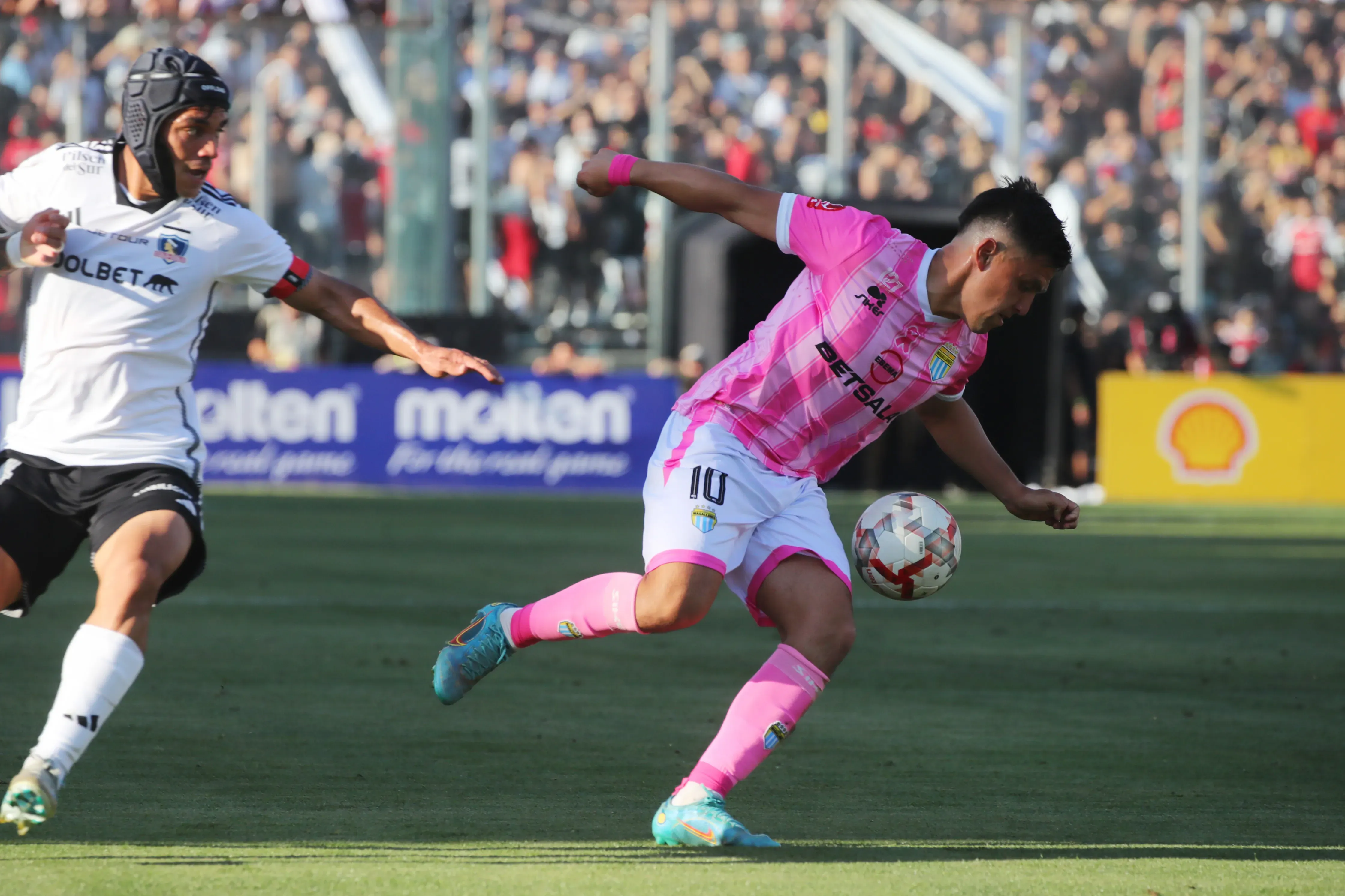 Tomás Aránguiz en acción ante Vicente Pizarro por la Copa Chile. (Jonnathan Oyarzun/Photosport).