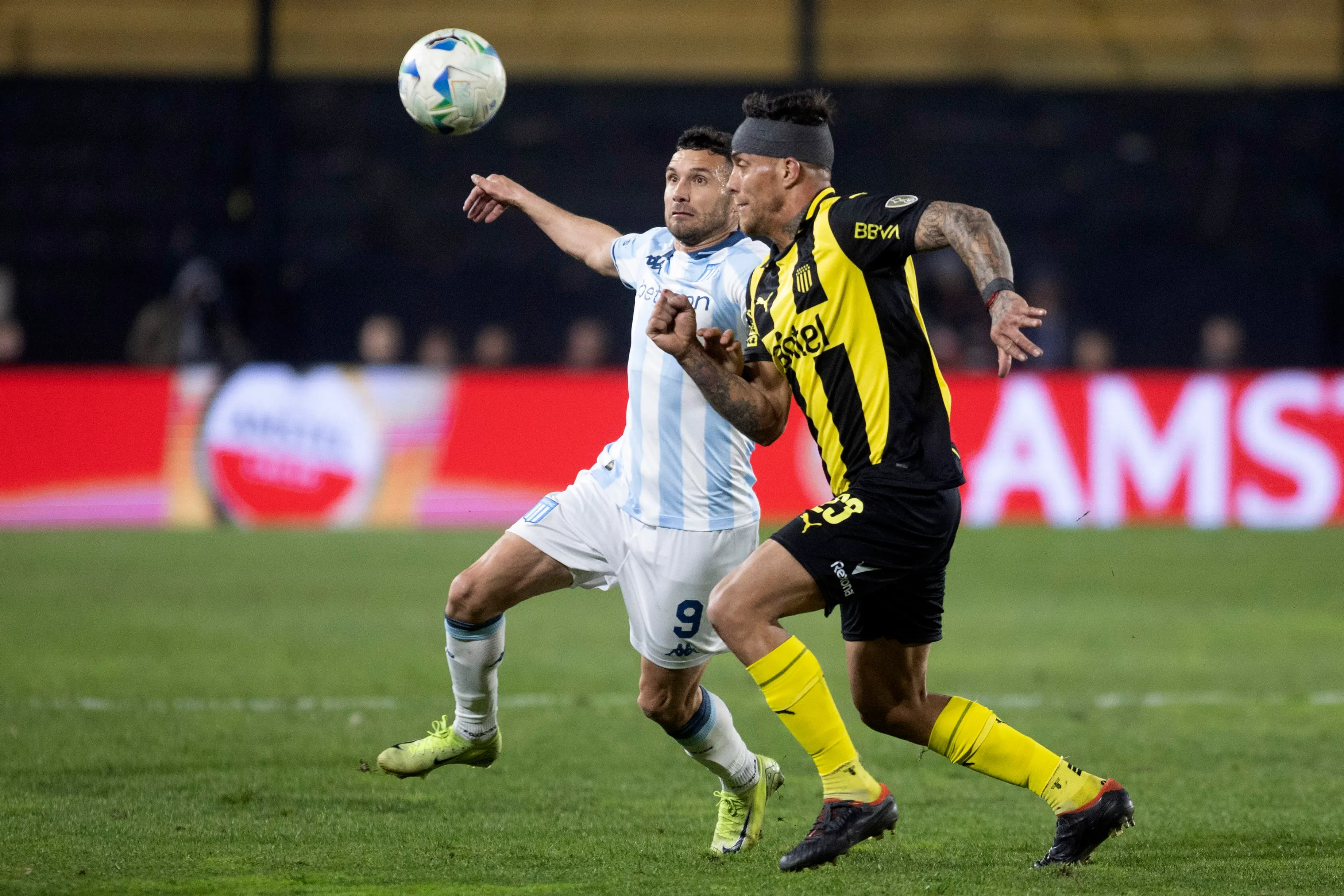 Javier Méndez suena en Colo Colo. (Photo by Ernesto Ryan/Getty Images)