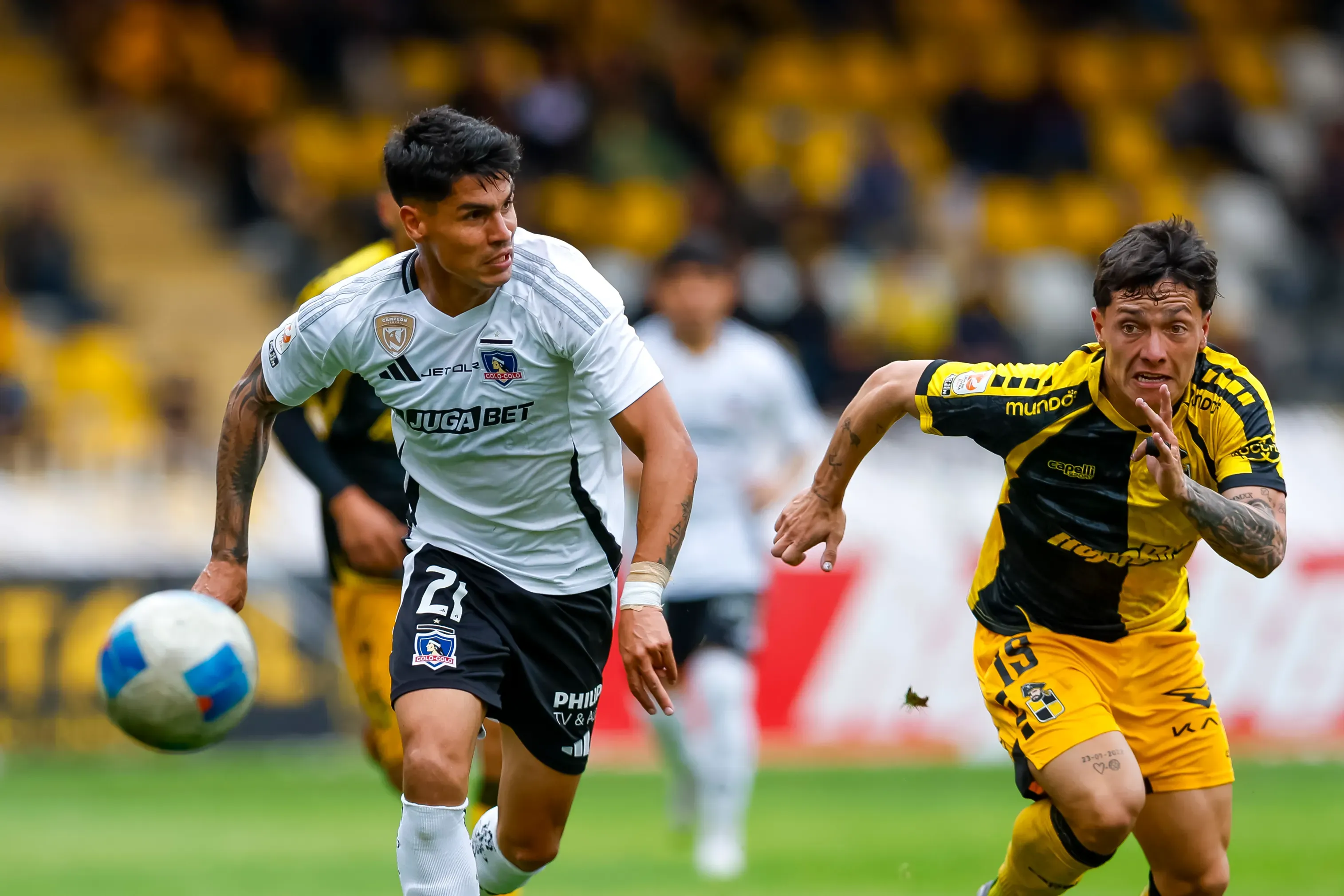Erick Wiemberg lucha un balón con Cristián Zavala en un partido entre Coquimbo Unido y Colo Colo. (Pepe Alvujar/Photosport).