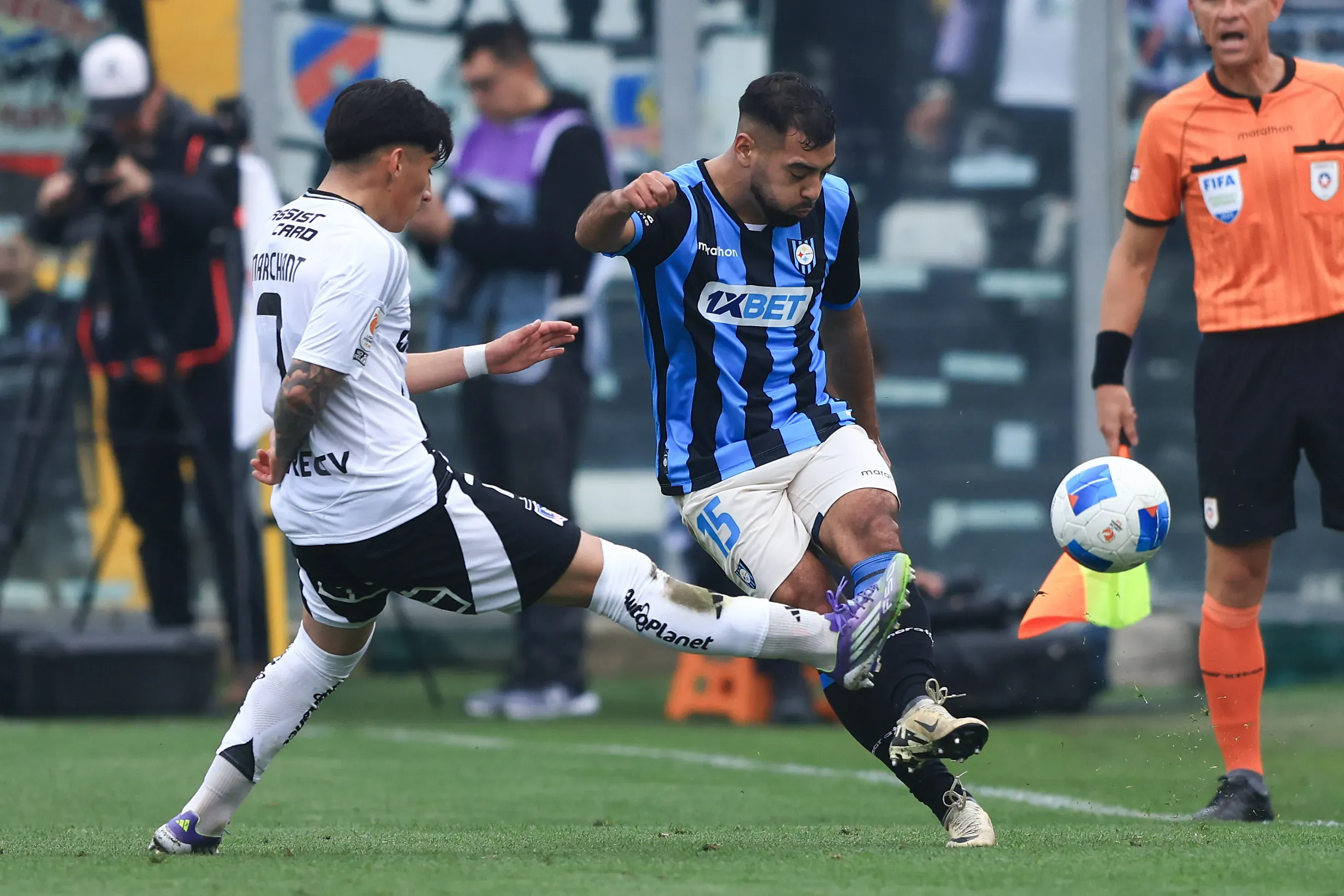 Antonio Castillo intenta una salida en largo ante la presión de Francisco Marchant en un duelo entre Colo Colo y Huachipato. (Felipe Zanca/Photosport).