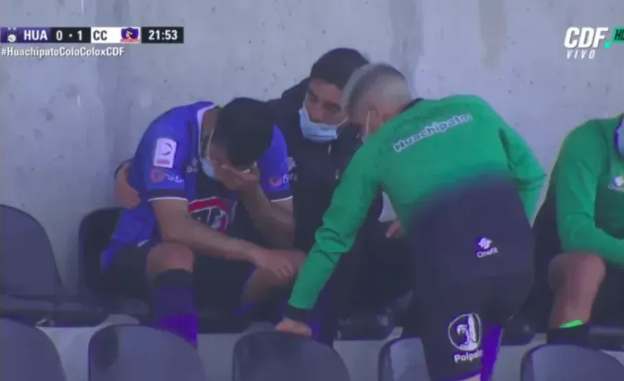 Antonio Castillo recibe el consuelo de sus compañeros en 2020. (Captura CDF).