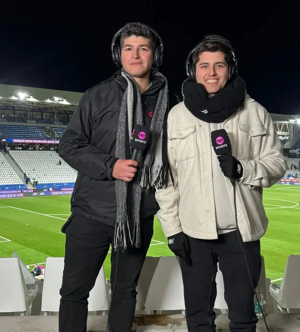 El periodista en la señal deportiva.