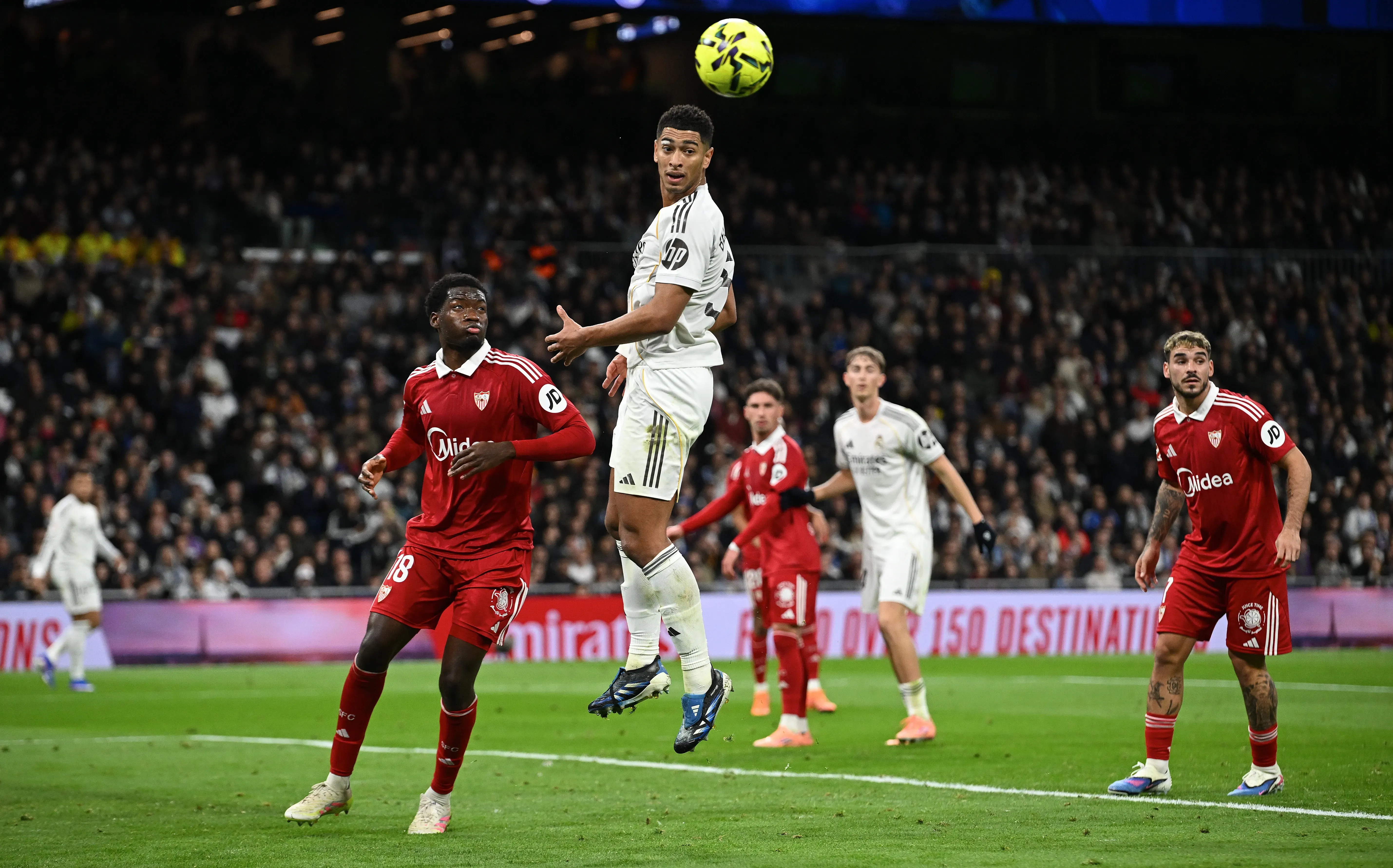 Lucien Agoume mira a Jude Bellingham en el duelo que los Merengues le ganaron al Sevilla. (Denis Doyle/Getty Images).