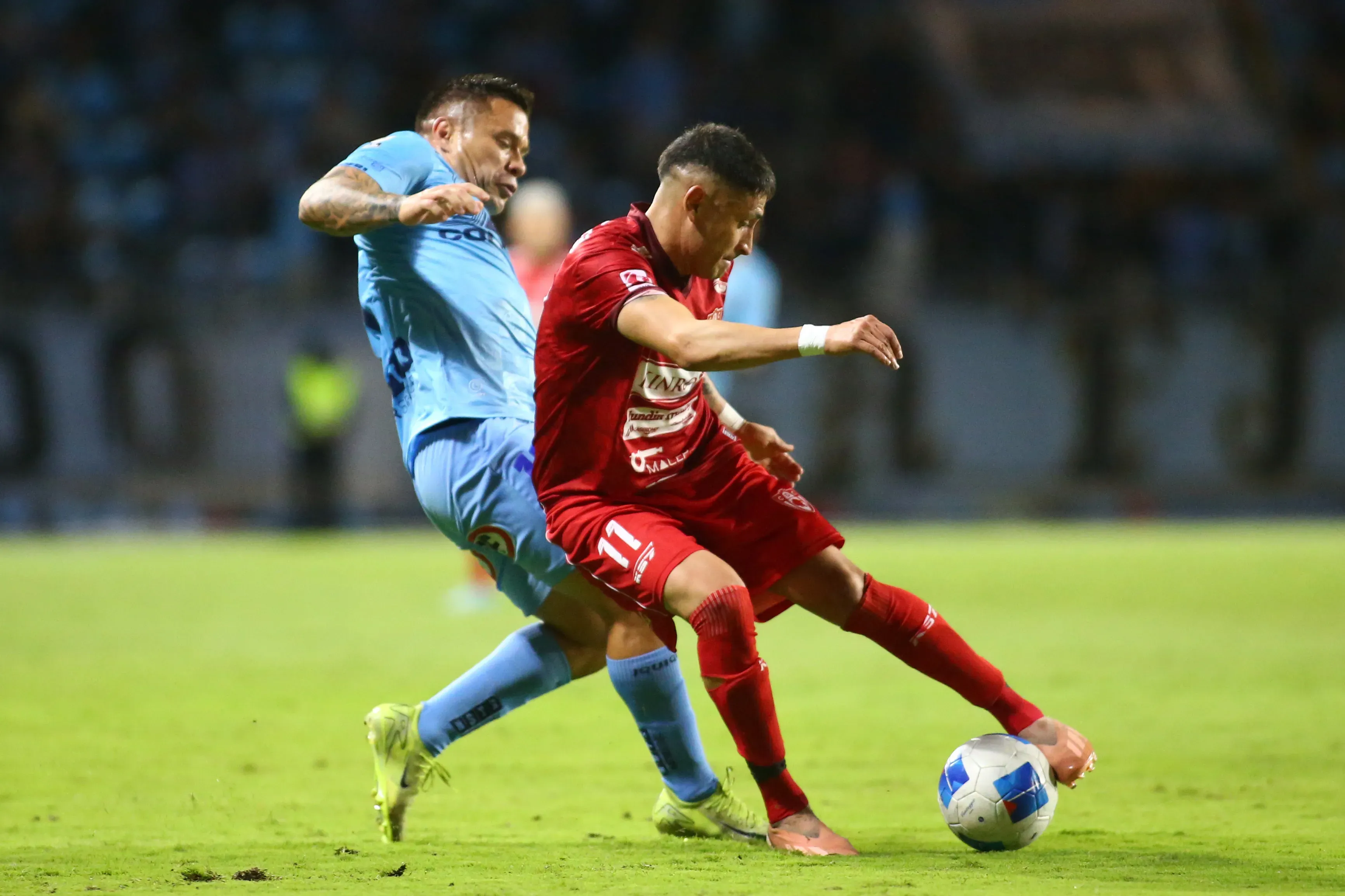 Kevin Egaña afronta la marca de Álvaro Ramos en la Copa Chile. (Alex Diaz/Photosport).
