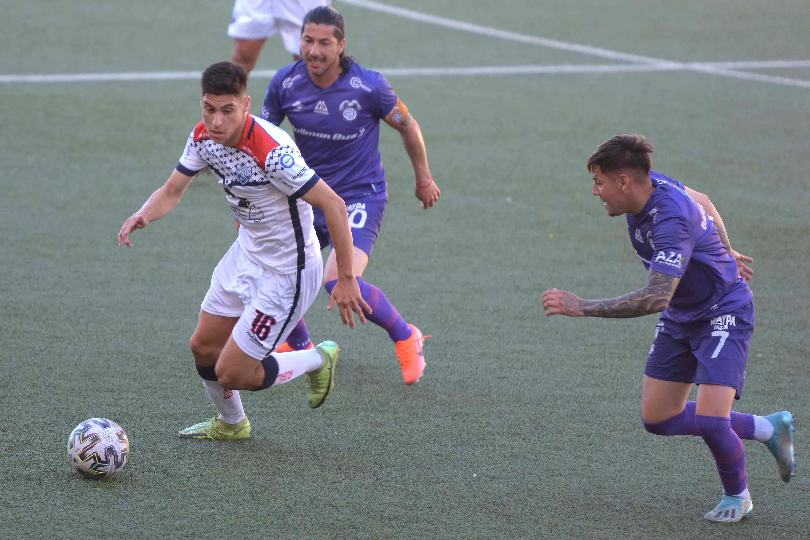 Martín Ormeño en acción por Deportes Recoleta ante la mirada de Jaime Valdés en el SAU. (Alexis Chavez/Photosport).
