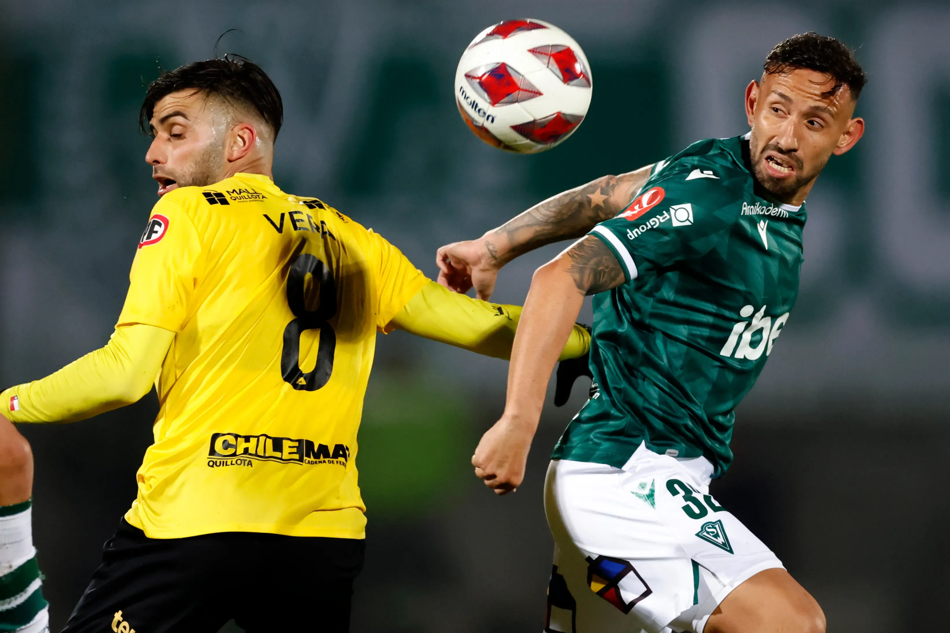 Mauricio Vera enfrenta la marca de Marcelo Cañete en un duelo entre San Luis y Wanderers. (Andres Pina/Photosport).