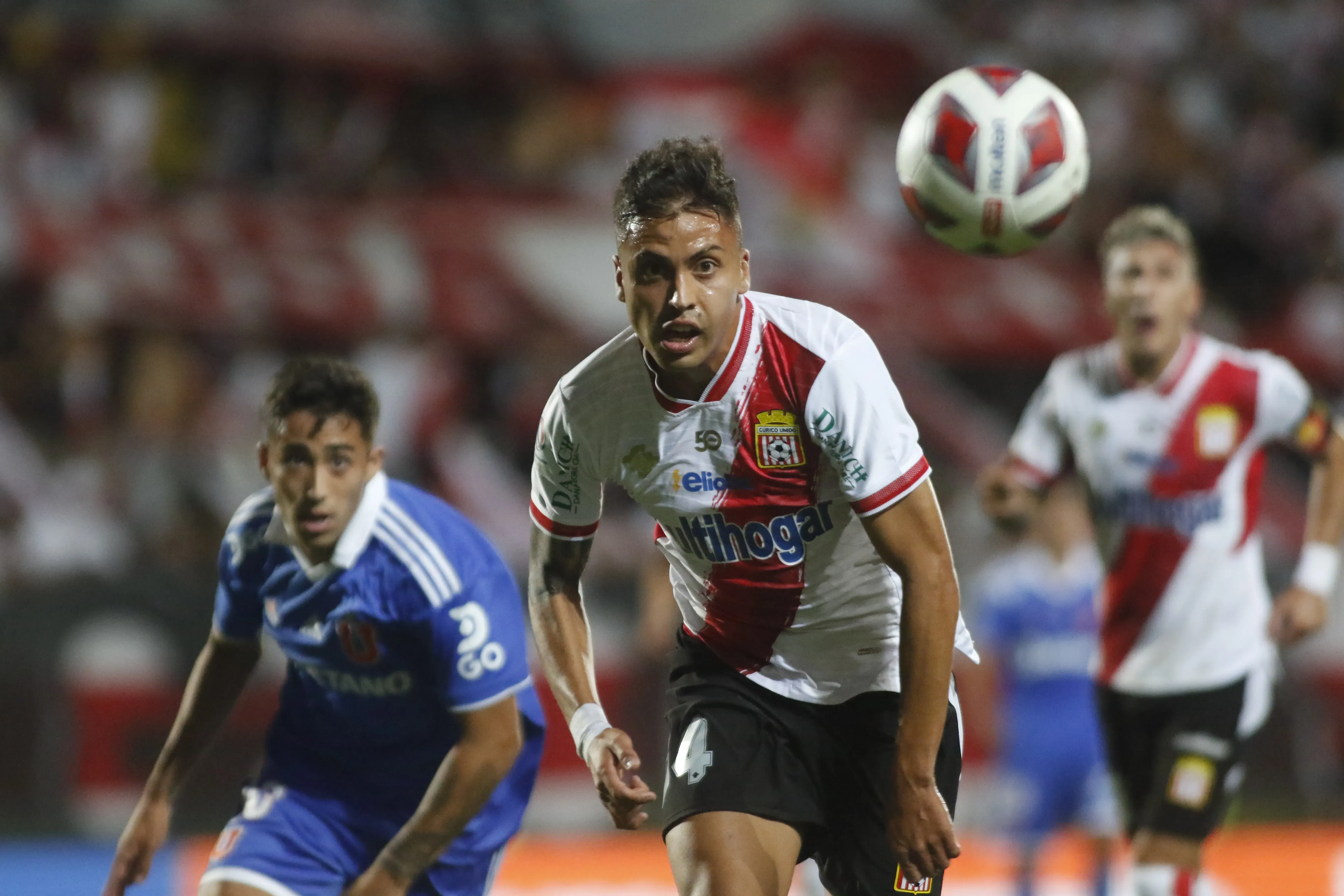 Joaquín González lucha un balón ante U de Chile. (Jose Robles/Photosport).