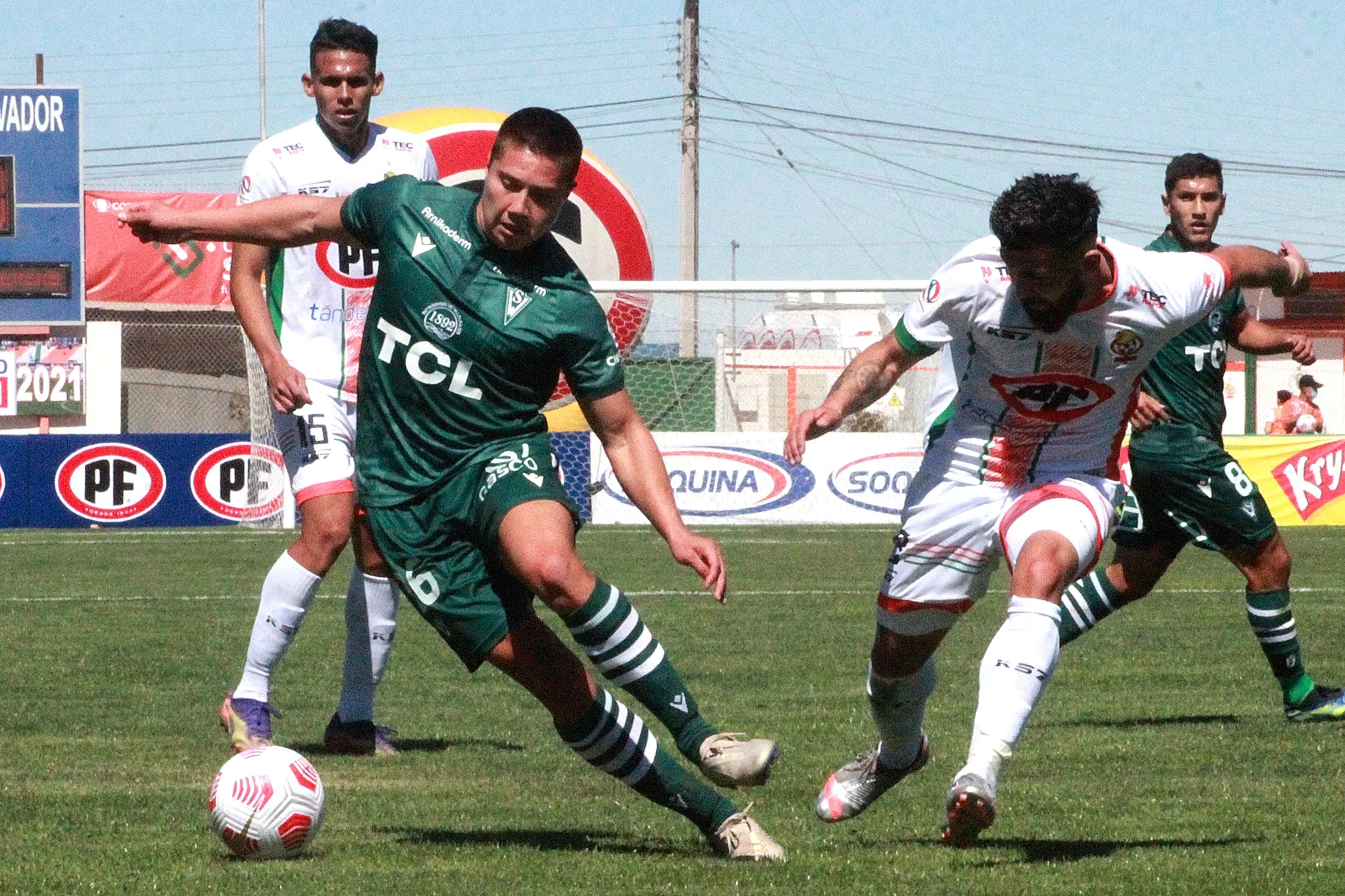 Aldrix Jara en acción por Santiago Wanderers. (Oscar Tello/Photosport).