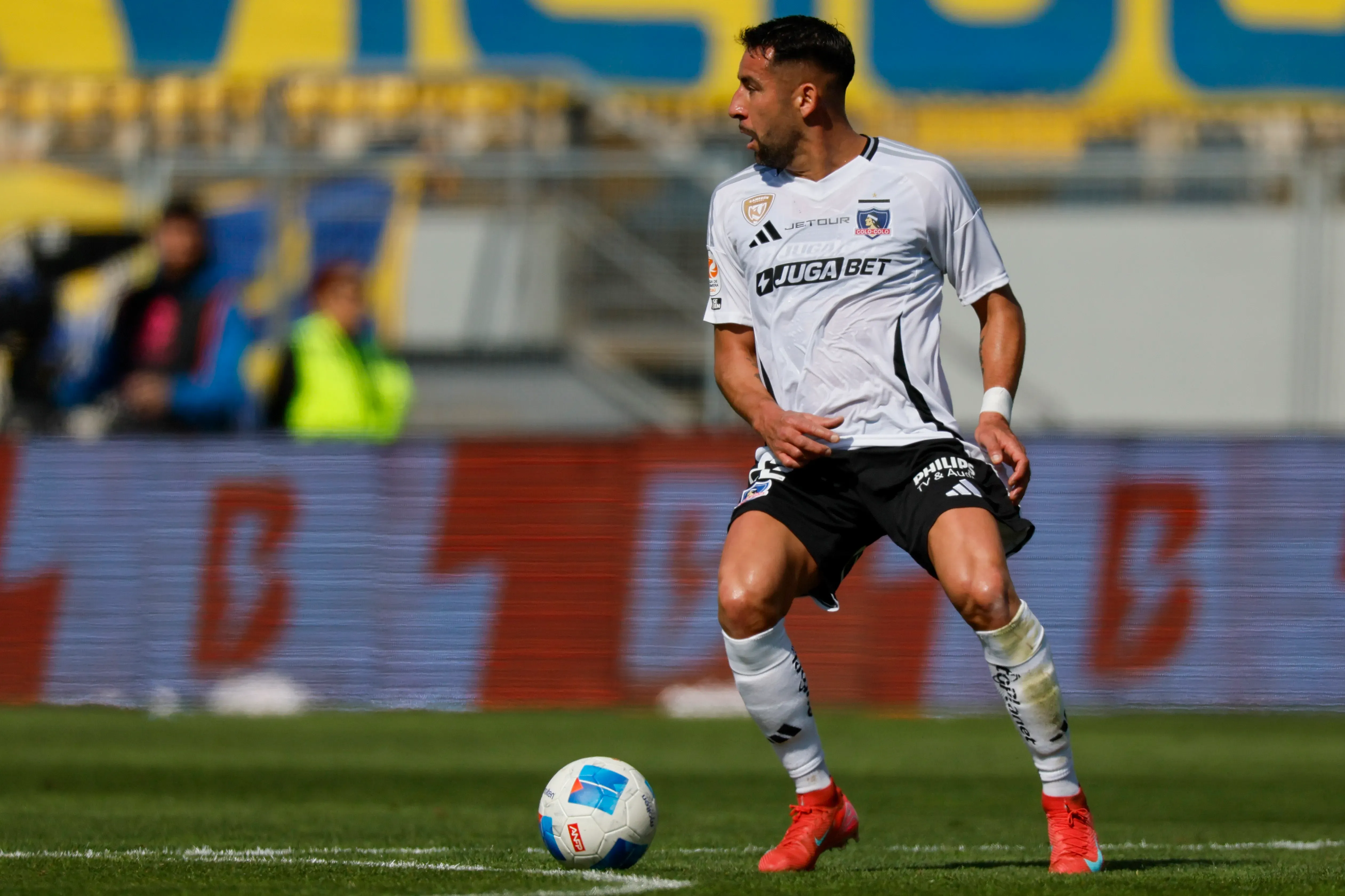 Mauricio Isla jugó 51 partidos en Colo Colo. Imagen: Photosport