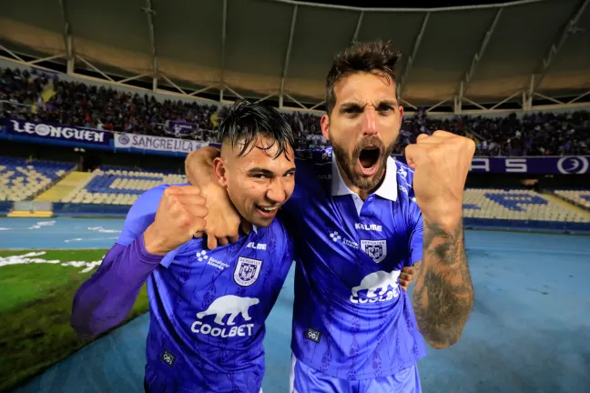 Joaquín Larrivey celebra uno de los goles que anotó en Deportes Concepción. (Eduardo Fortes/Photosport).