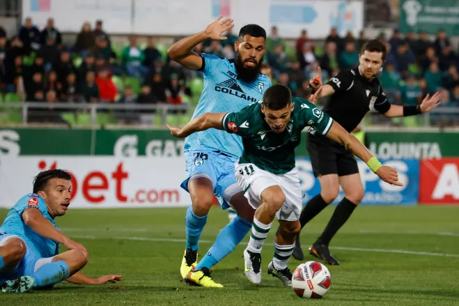 Franco Ledesma en acción por Deportes Iquique. (Raul Zamora/Photosport).