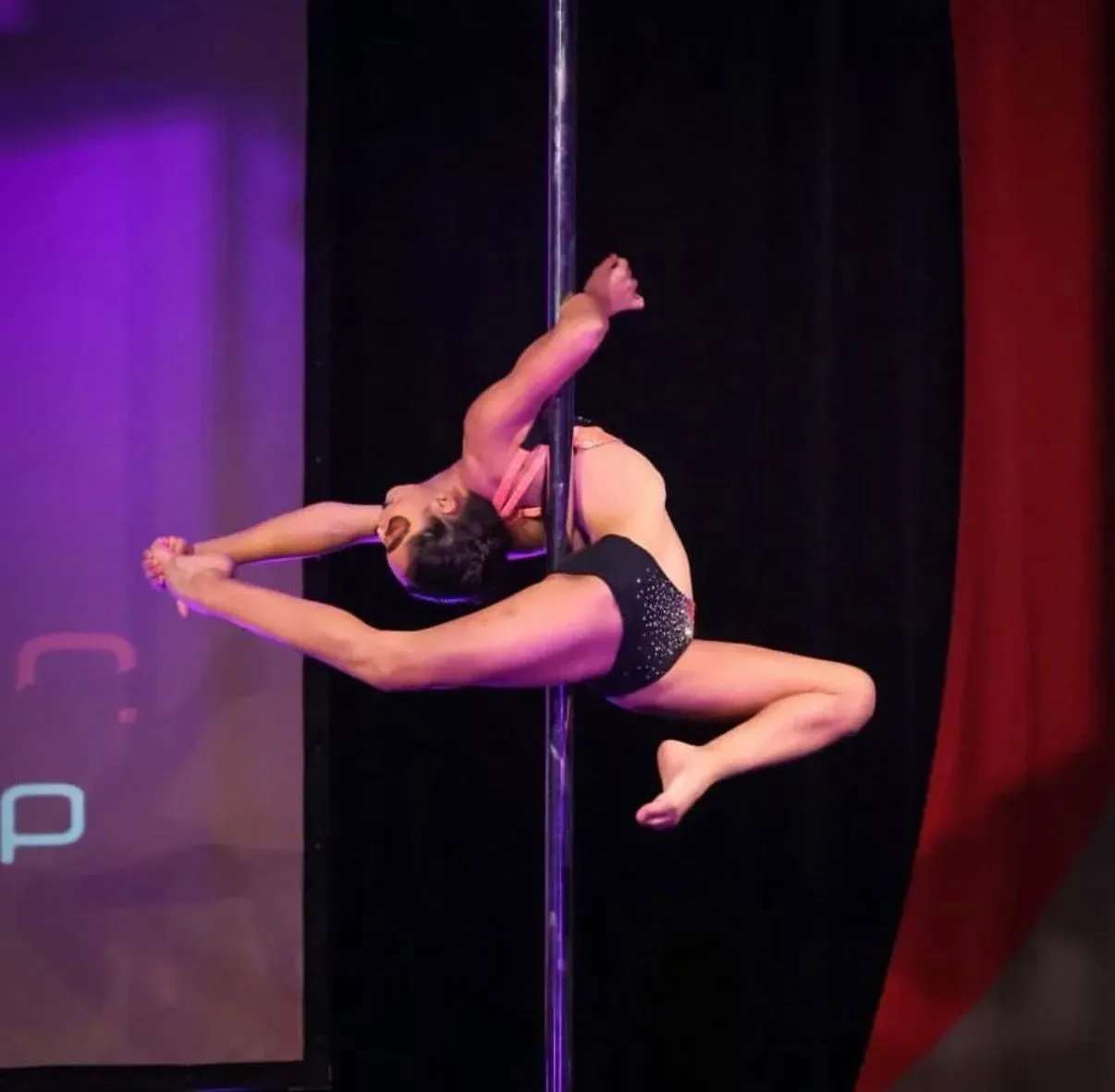 Isidora ha construido una trayectoria igual de sólida en el pole dance competitivo