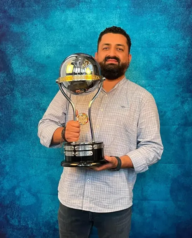 Aldo Marín posa con el trofeo de la Copa Sudamericana 2011. (Captura Instagram).