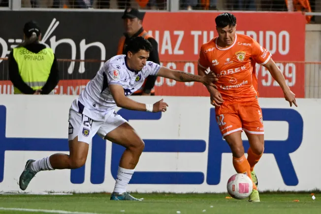 Aldrix Jara ante el Conce en la Liguilla de Ascenso. Será refuerzo lila. (Pedro Tapia/Photosport).